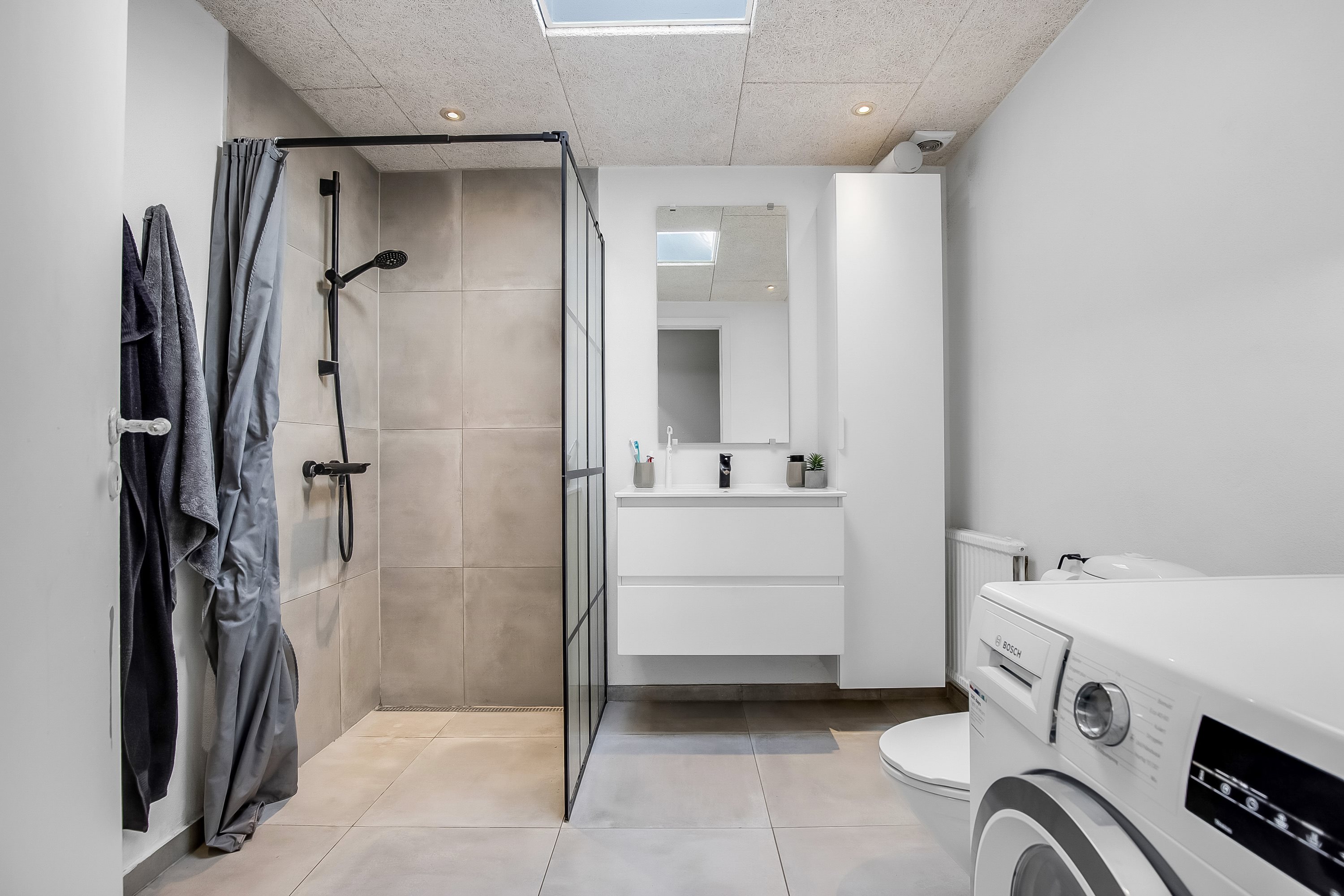 Fremhævet badeværelse billede i fuldskærmstilstand. Billede af Fyrrelunden 20, 6051 Almind