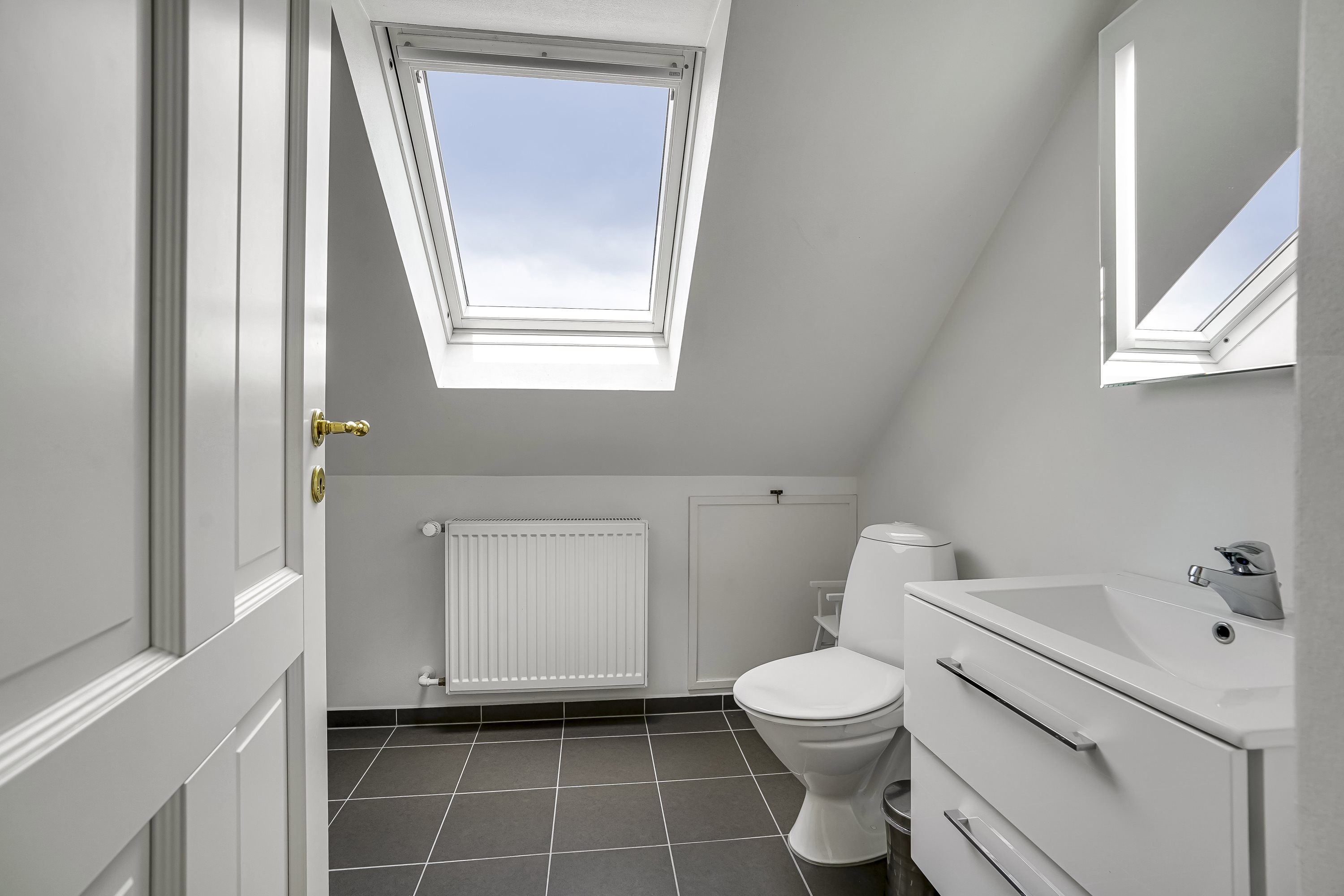 Fremhævet toilet billede i fuldskærmstilstand. Billede af Klintholmvej 14, Vejlbyskov, 5500 Middelfart