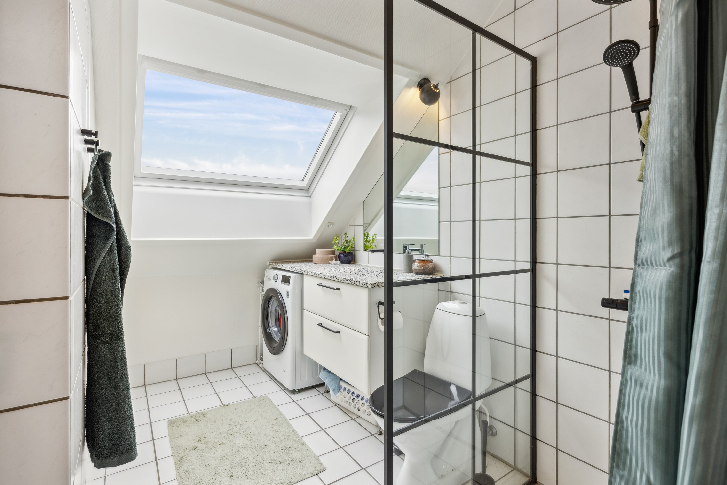 Fremhævet badeværelse billede i fuldskærmstilstand. Billede af Skottenborg 7, 2. th., 8800 Viborg