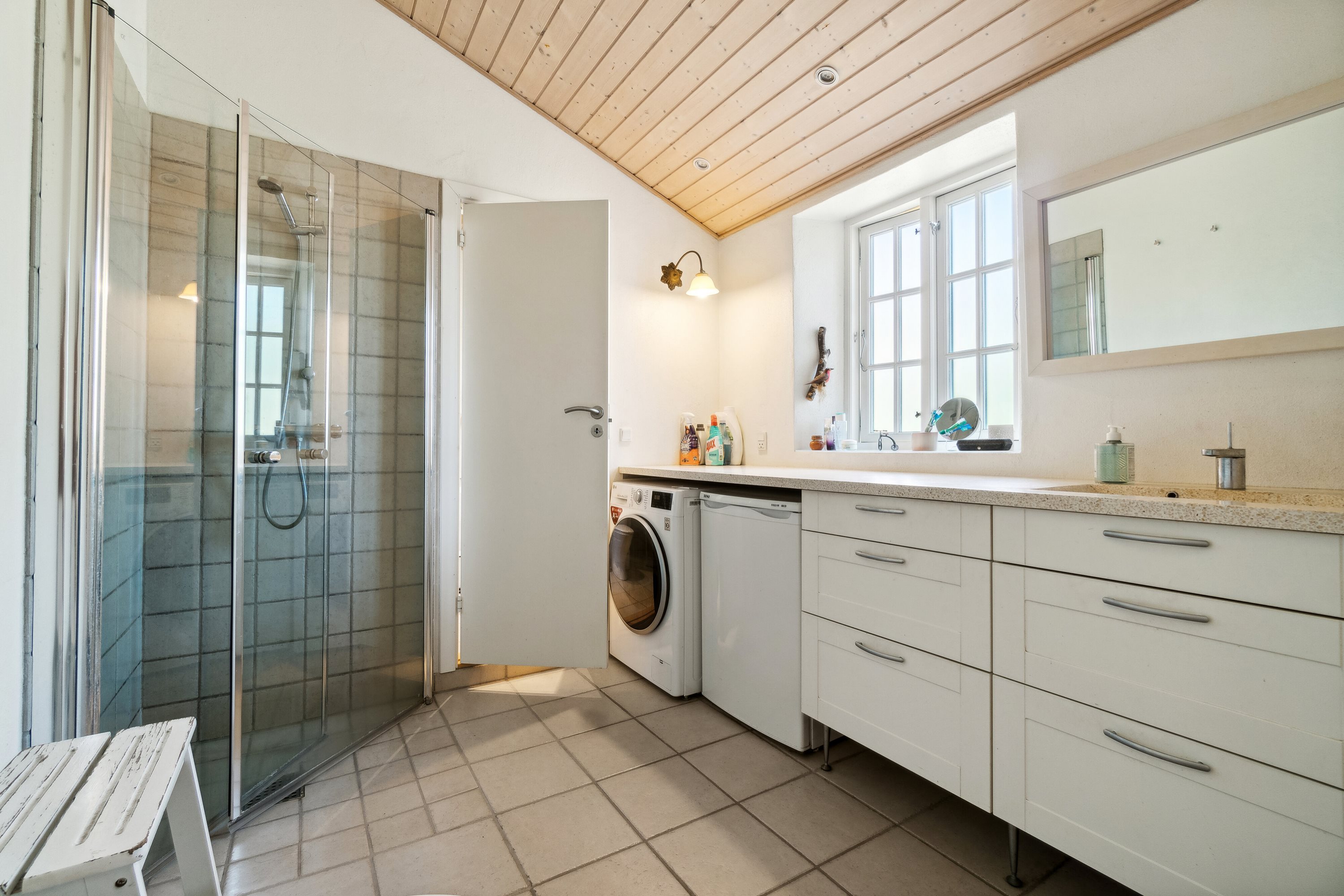 Fremhævet badeværelse billede i fuldskærmstilstand. Billede af Søndre Alle 31, 3700 Rønne