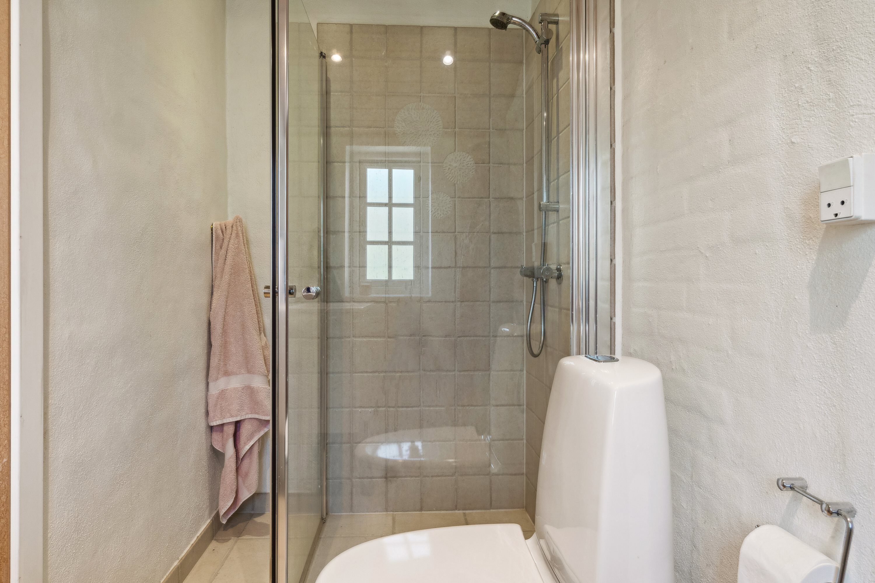 Fremhævet badeværelse billede i fuldskærmstilstand. Billede af Søndre Alle 31, 3700 Rønne