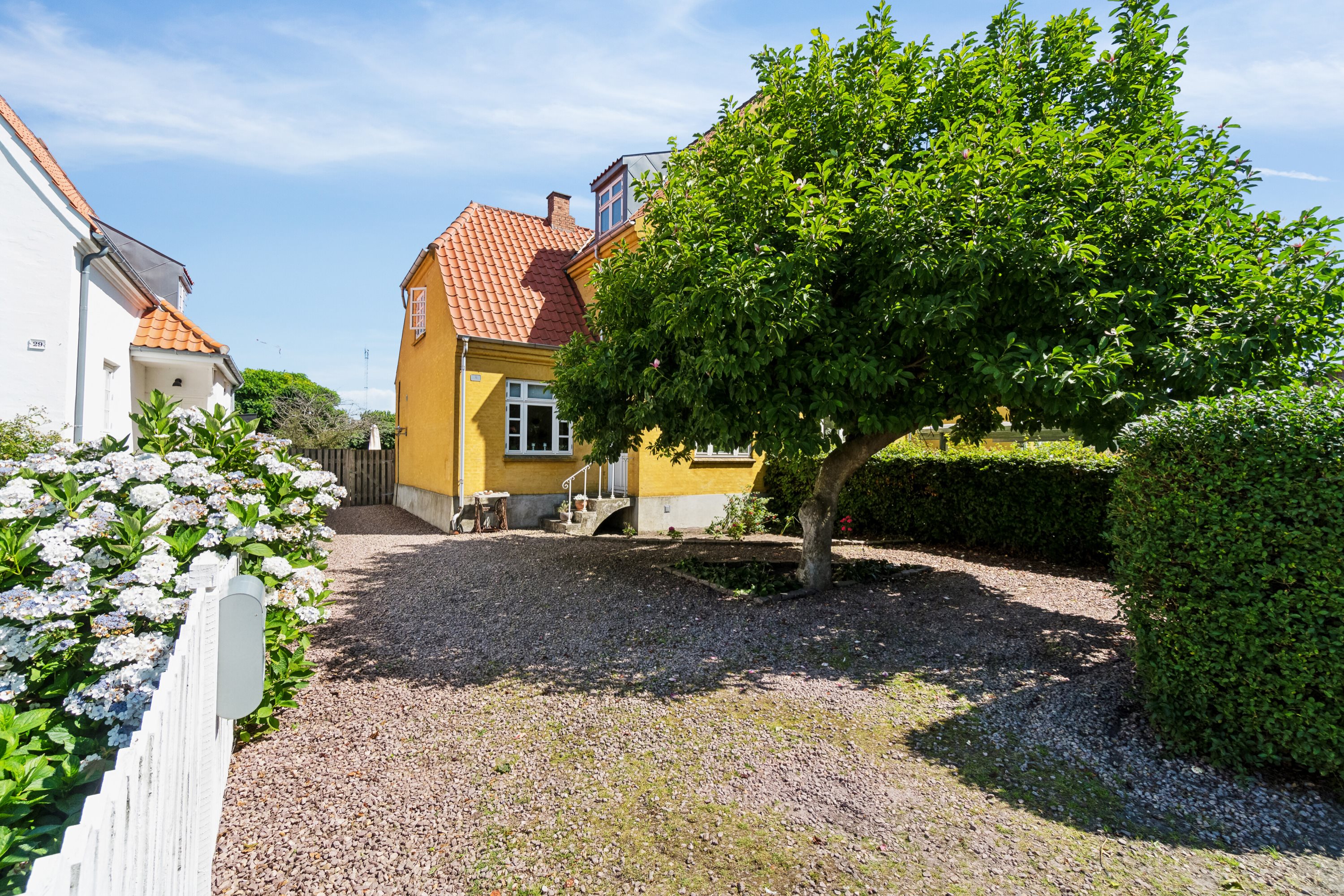 Fremhævet udendørs billede i fuldskærmstilstand. Billede af Søndre Alle 31, 3700 Rønne