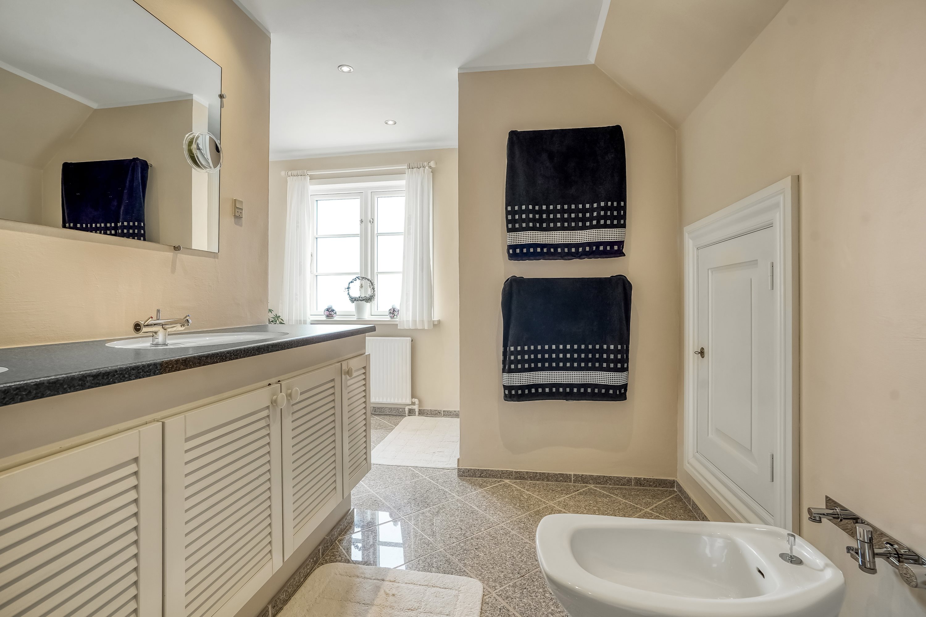 Fremhævet toilet billede i fuldskærmstilstand. Billede af Rolighedsvej 12, Strib, 5500 Middelfart