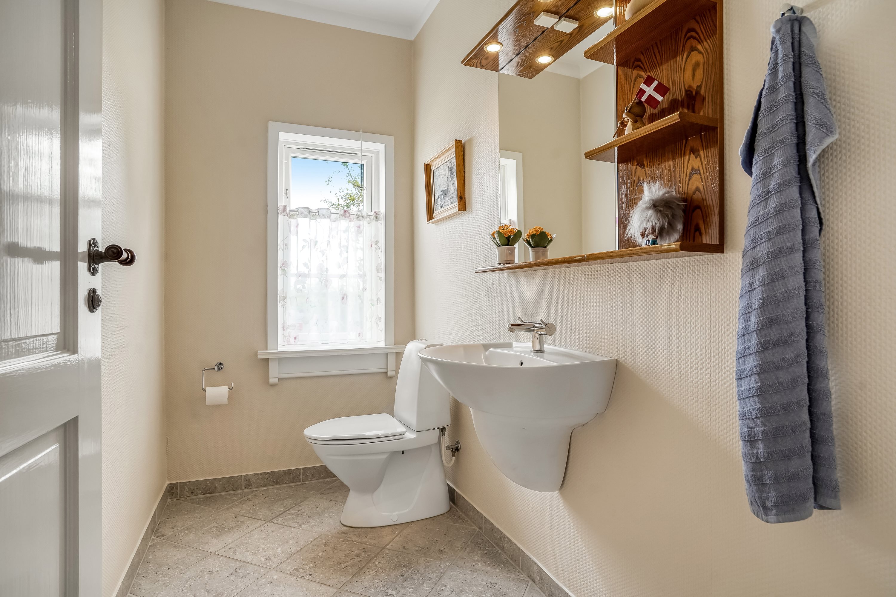 Fremhævet toilet billede i fuldskærmstilstand. Billede af Rolighedsvej 12, Strib, 5500 Middelfart