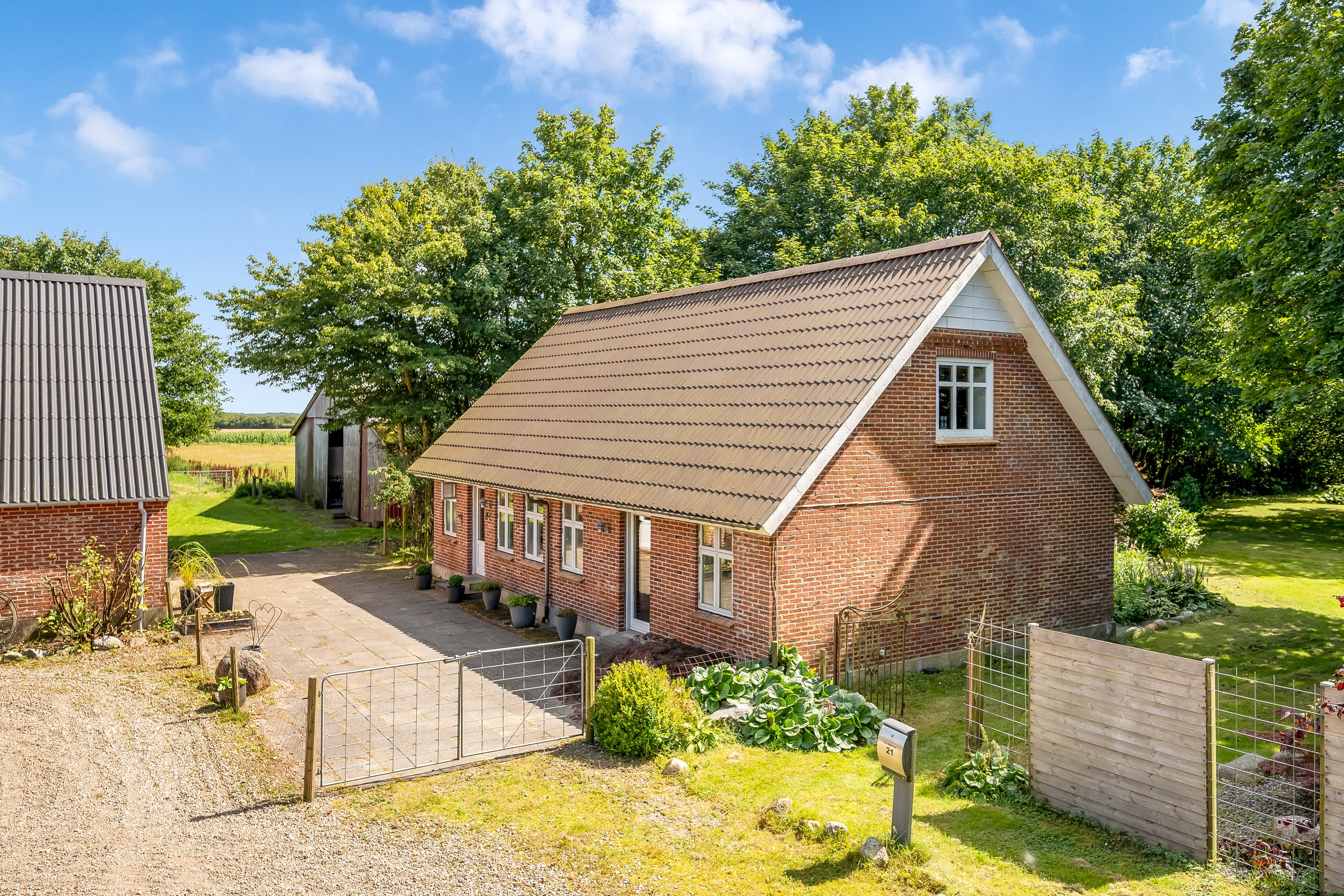 Fremhævet facade billede i fuldskærmstilstand. Billede af Brejningvej 21, Brejning, 6971 Spjald