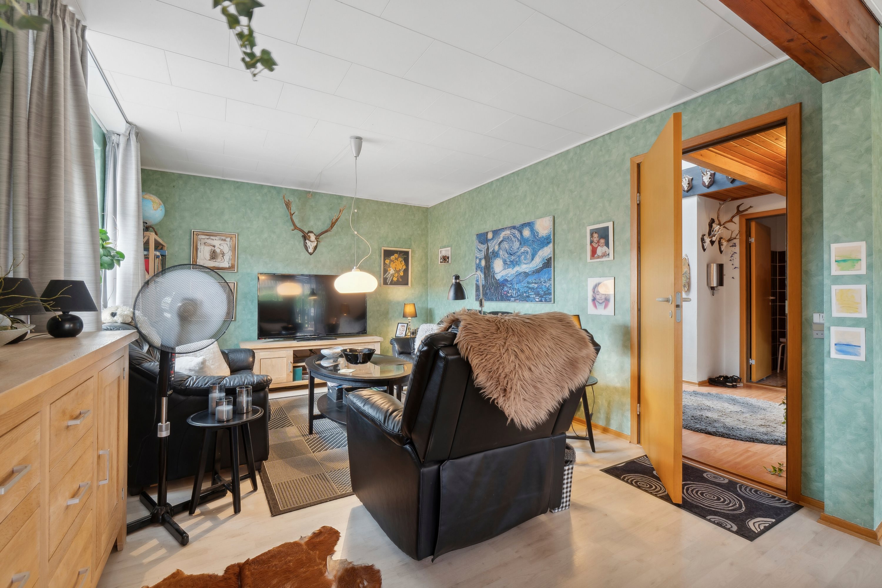 Fremhævet stue billede i fuldskærmstilstand. Billede af Louisenvænget 3, 5700 Svendborg