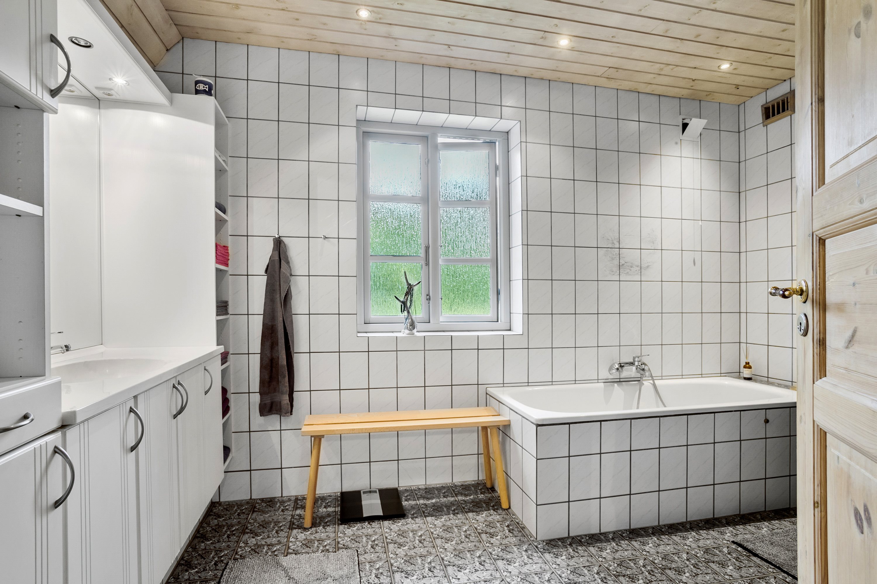 Fremhævet badeværelse billede i fuldskærmstilstand. Billede af Ø. Gesten Mosevej 18, 6621 Gesten