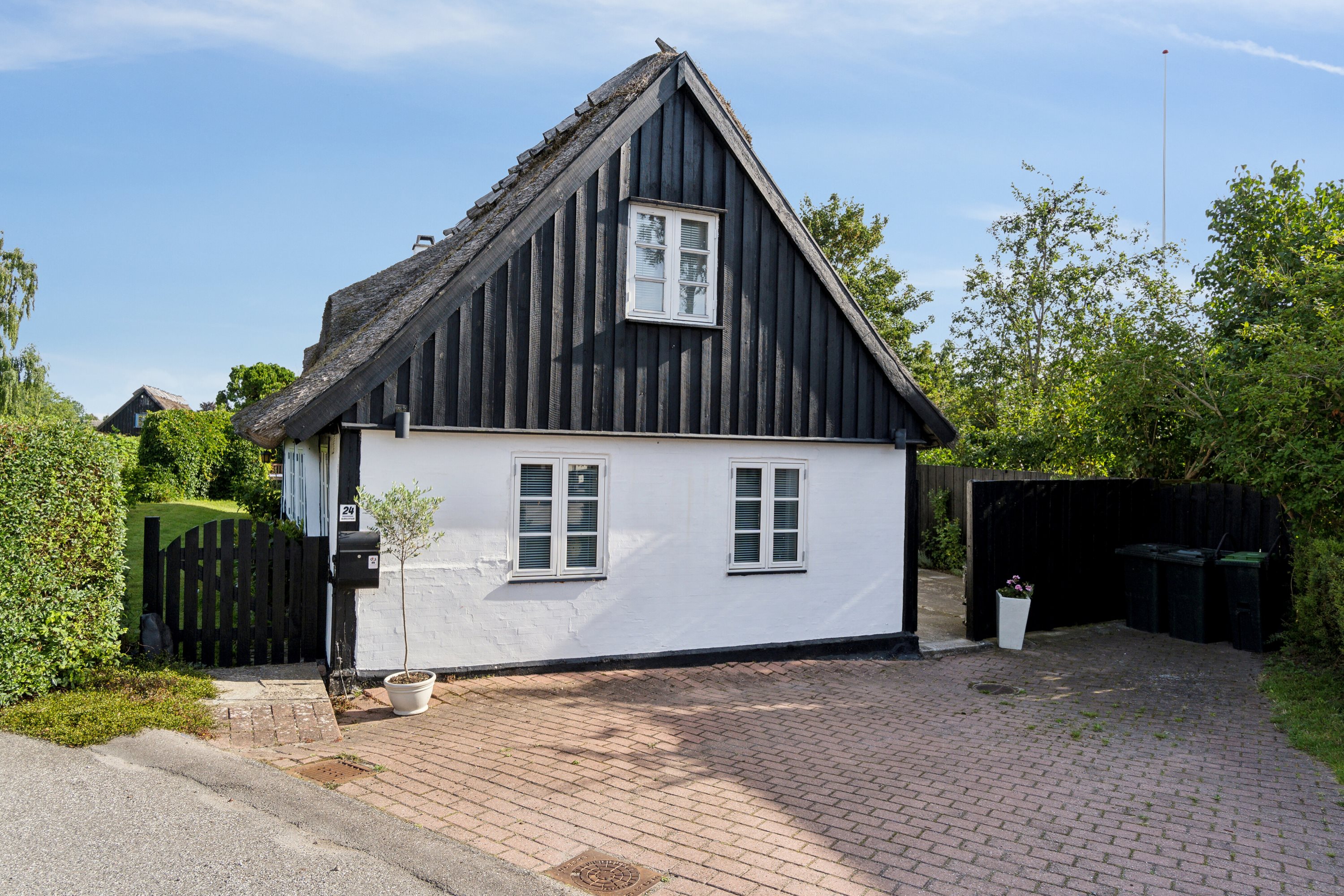 Fremhævet set fra vejen billede i fuldskærmstilstand. Billede af Lillegade 24, 4070 Kirke Hyllinge