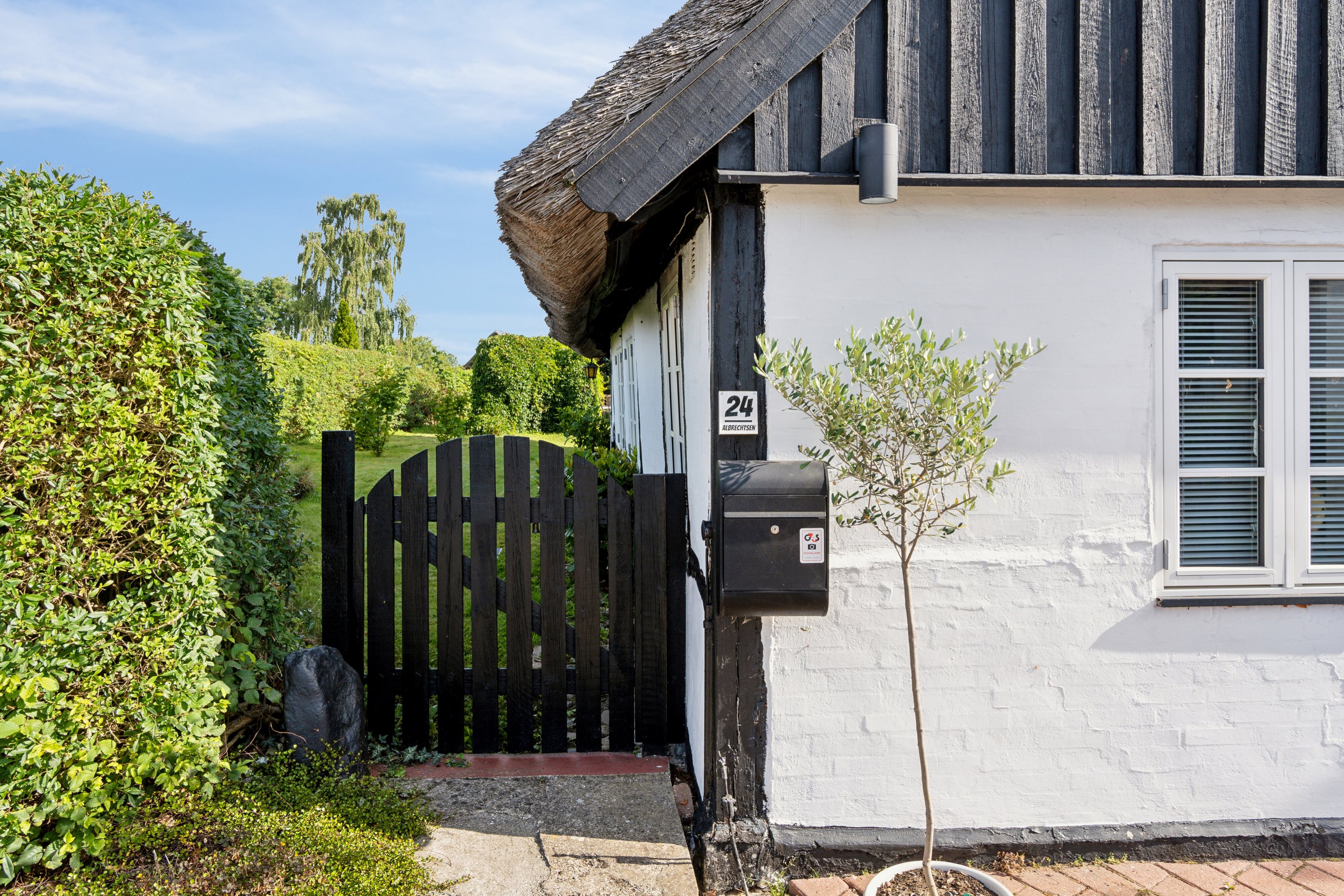 Fremhævet set fra vejen billede i fuldskærmstilstand. Billede af Lillegade 24, 4070 Kirke Hyllinge