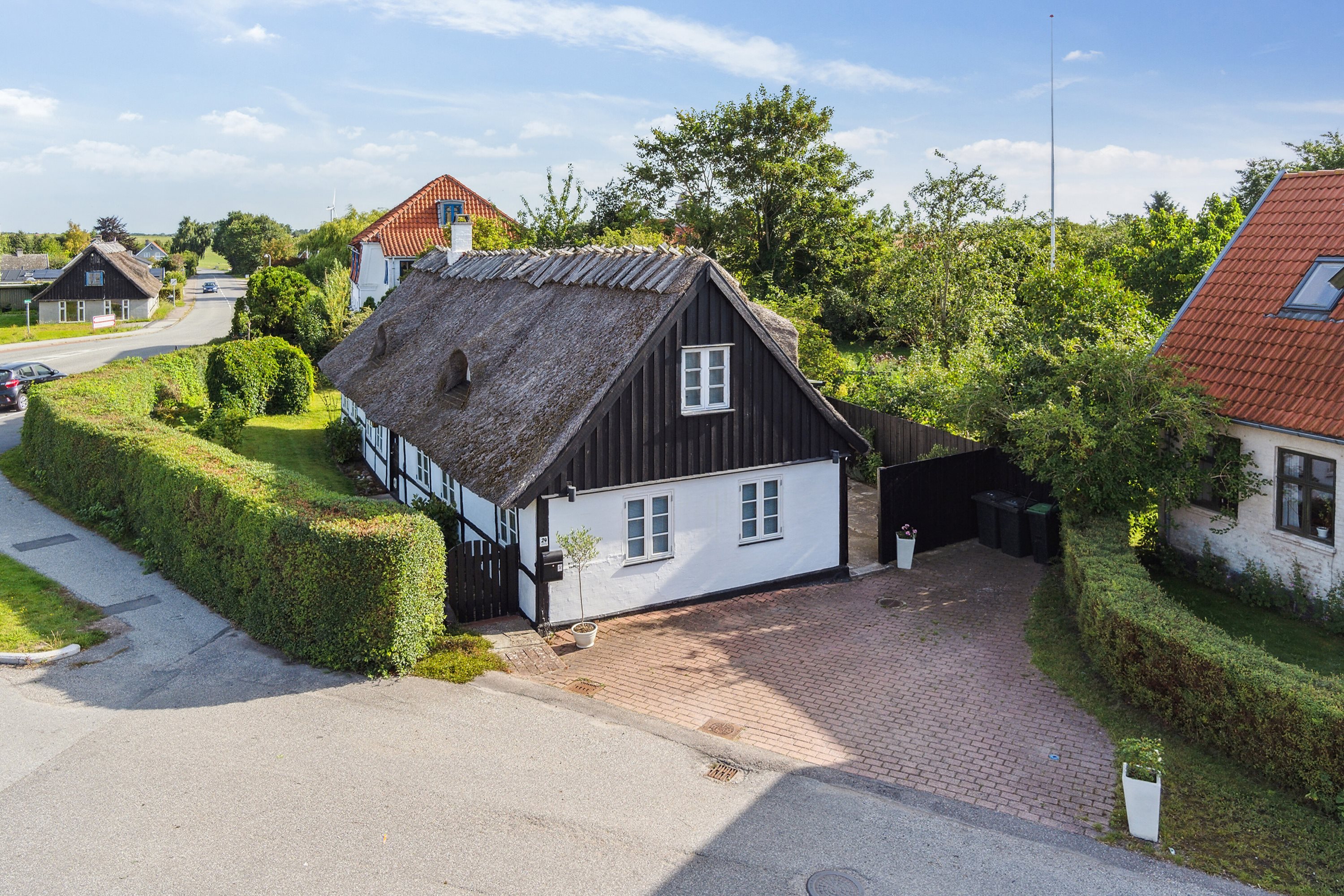 Miniaturebillede 1: set fra vejen. Billede af Lillegade 24, 4070 Kirke Hyllinge