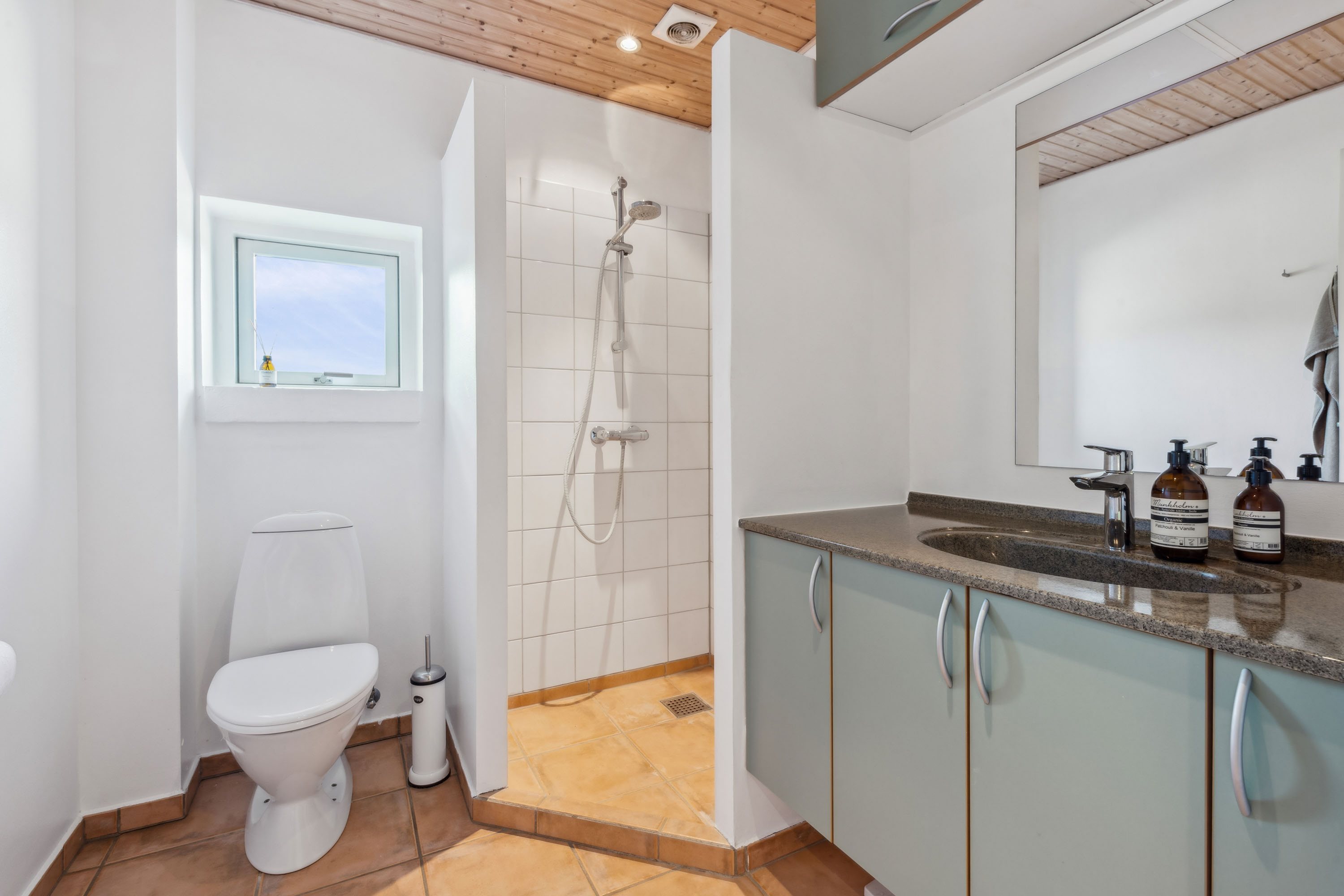 Fremhævet badeværelse billede i fuldskærmstilstand. Billede af Hammermøllevej 17A, 3150 Hellebæk