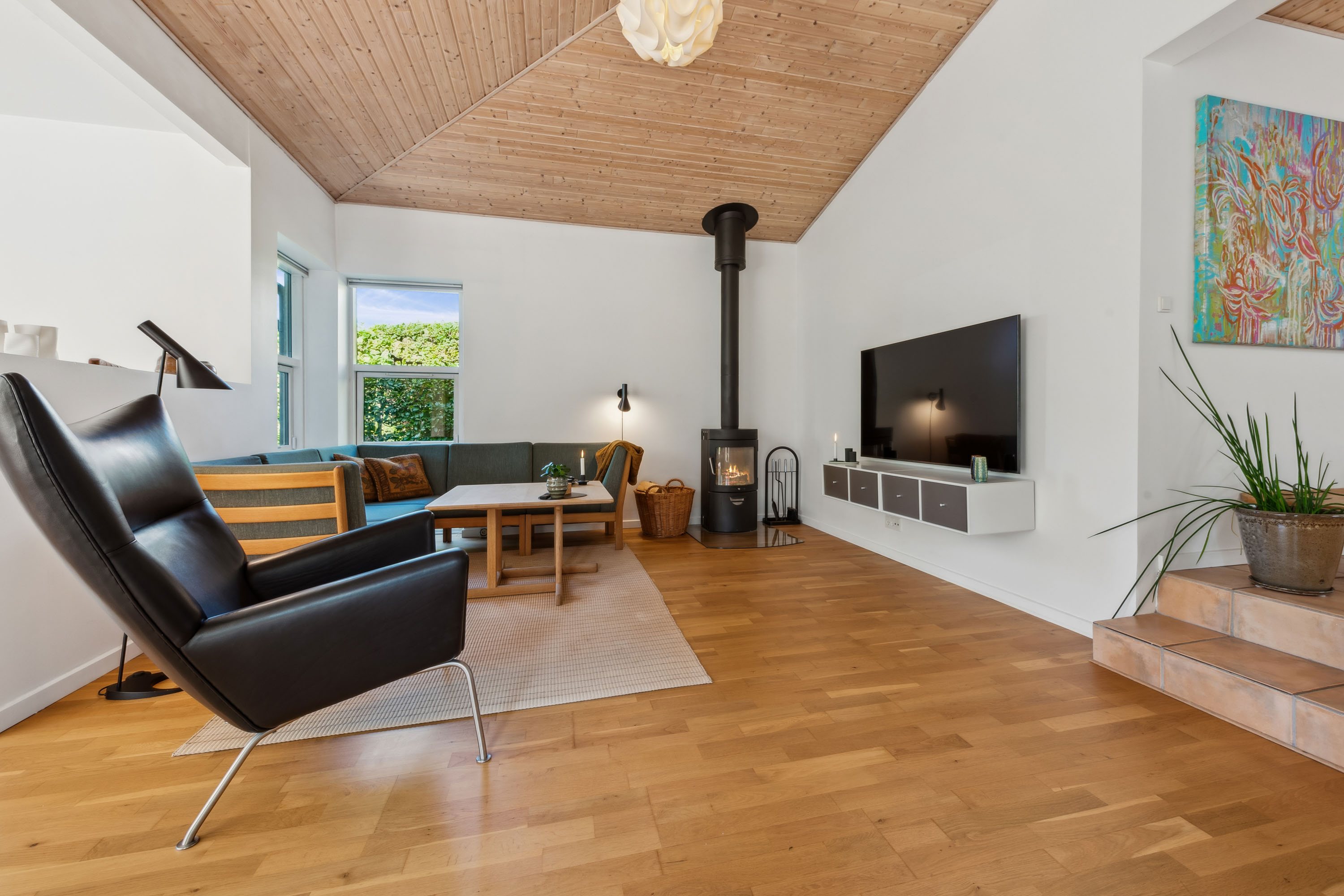 Fremhævet stue billede i fuldskærmstilstand. Billede af Hammermøllevej 17A, 3150 Hellebæk