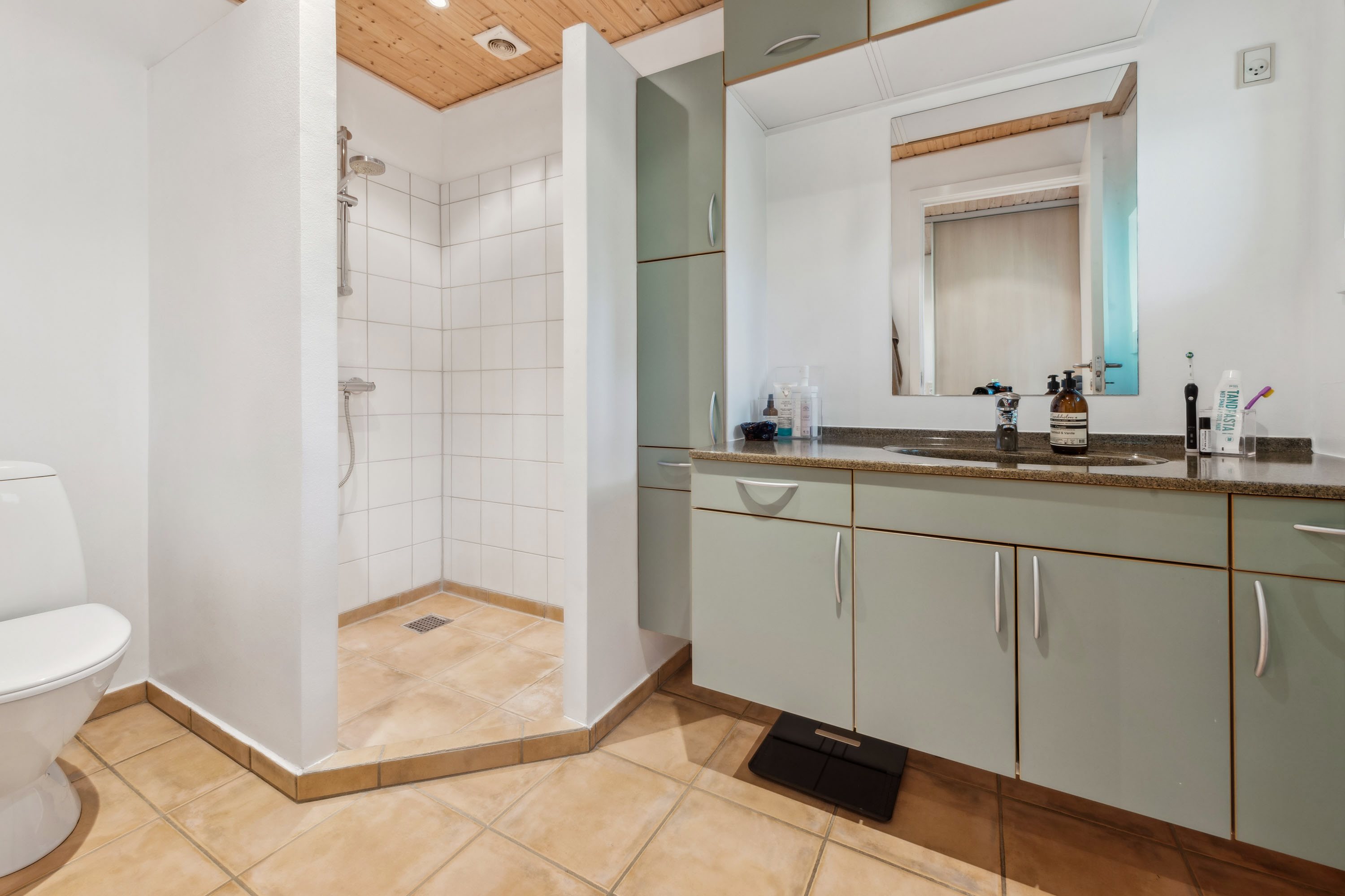 Fremhævet badeværelse billede i fuldskærmstilstand. Billede af Hammermøllevej 17A, 3150 Hellebæk