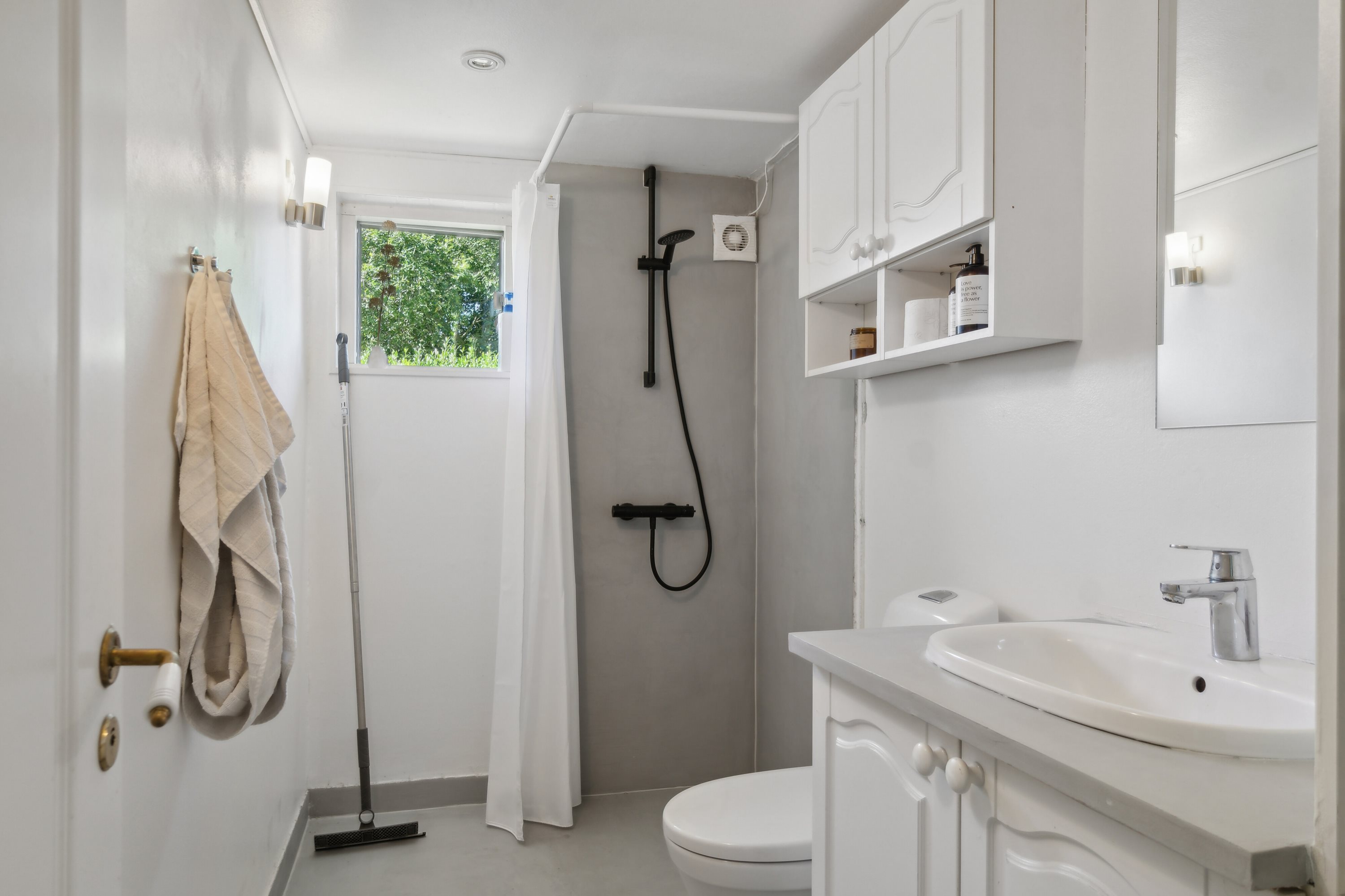 Fremhævet badeværelse billede i fuldskærmstilstand. Billede af Hovedgaden 77B, 4520 Svinninge