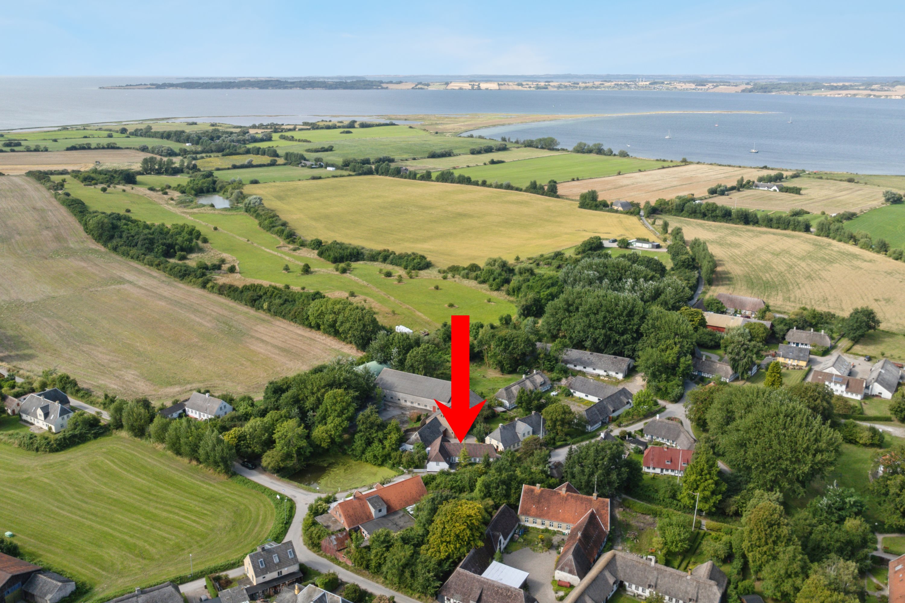 Fremhævet luftfoto billede i fuldskærmstilstand. Billede af Roestoftvej 1, Lyø, 5601 Lyø