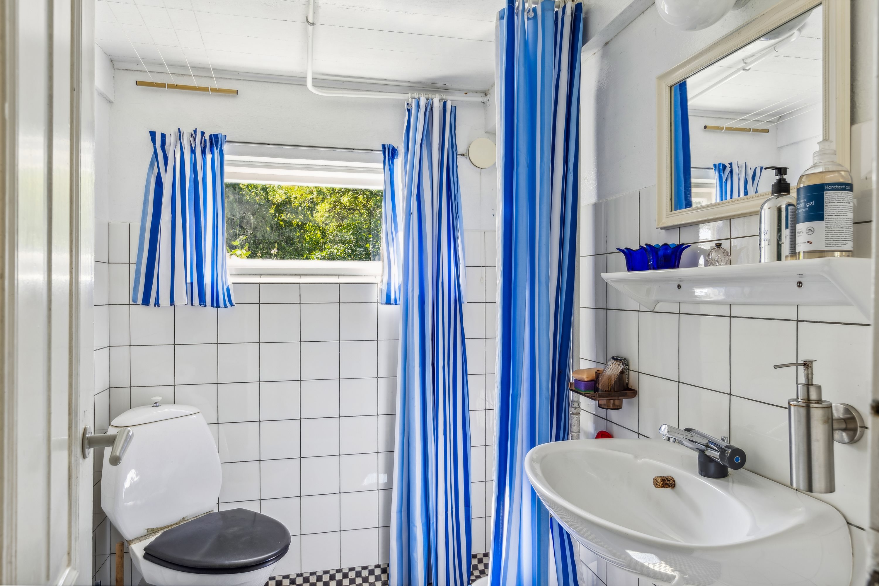 Fremhævet badeværelse billede i fuldskærmstilstand. Billede af Roestoftvej 1, Lyø, 5601 Lyø