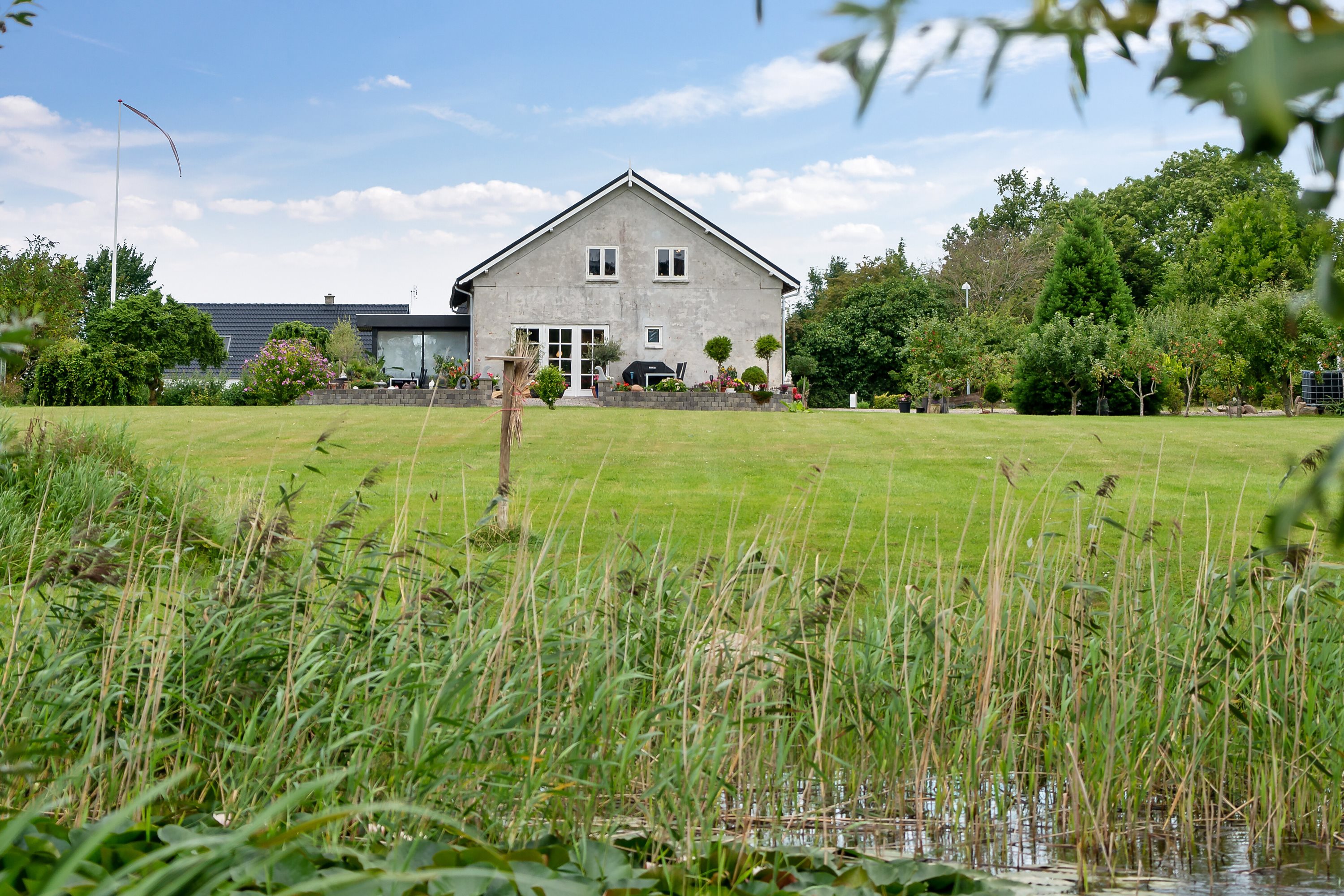 Fremhævet set fra haven billede i fuldskærmstilstand. Billede af Elledevej 44, 4400 Kalundborg