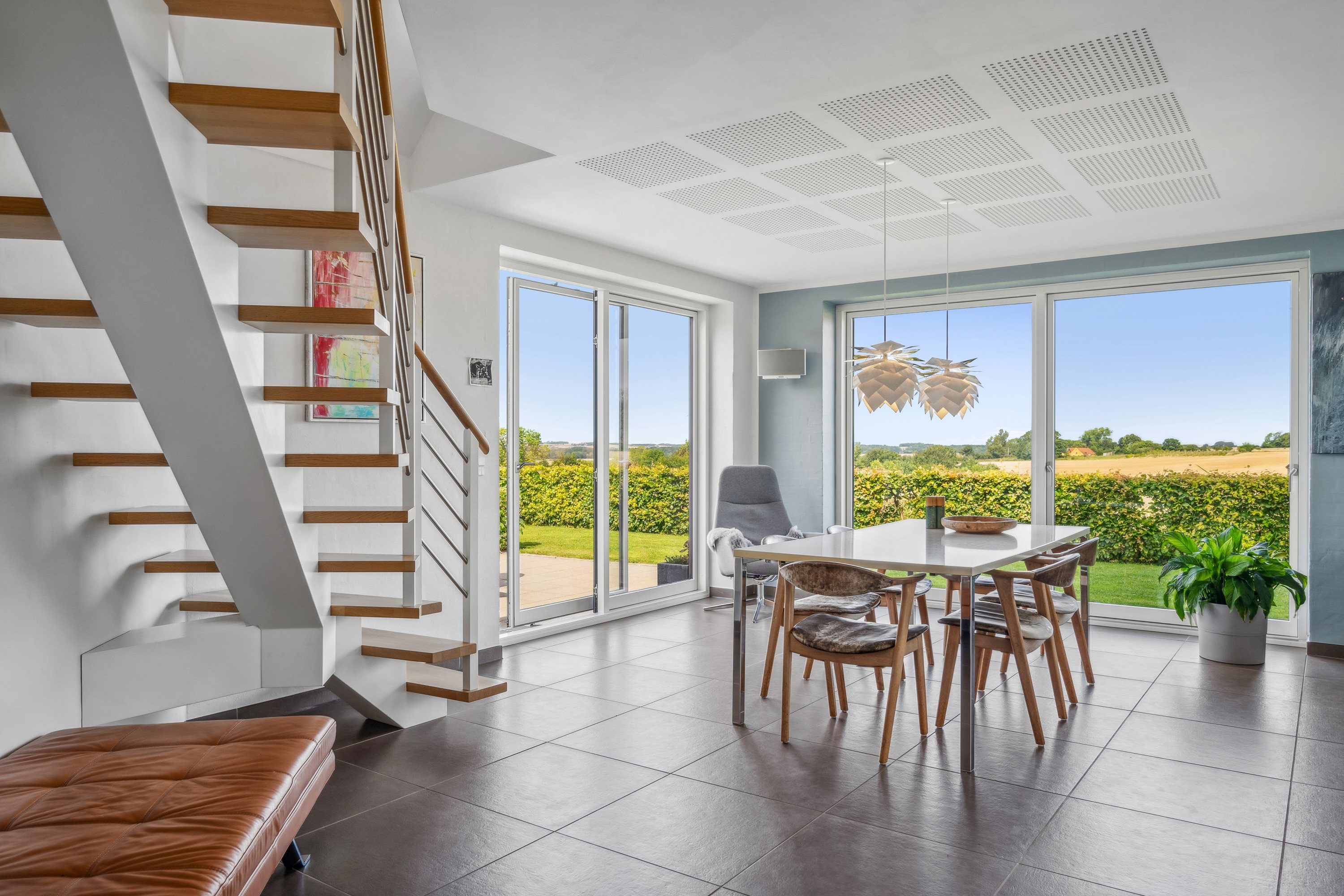 Fremhævet stue billede i fuldskærmstilstand. Billede af Skolemarken 19, Grønfeld, 8400 Ebeltoft