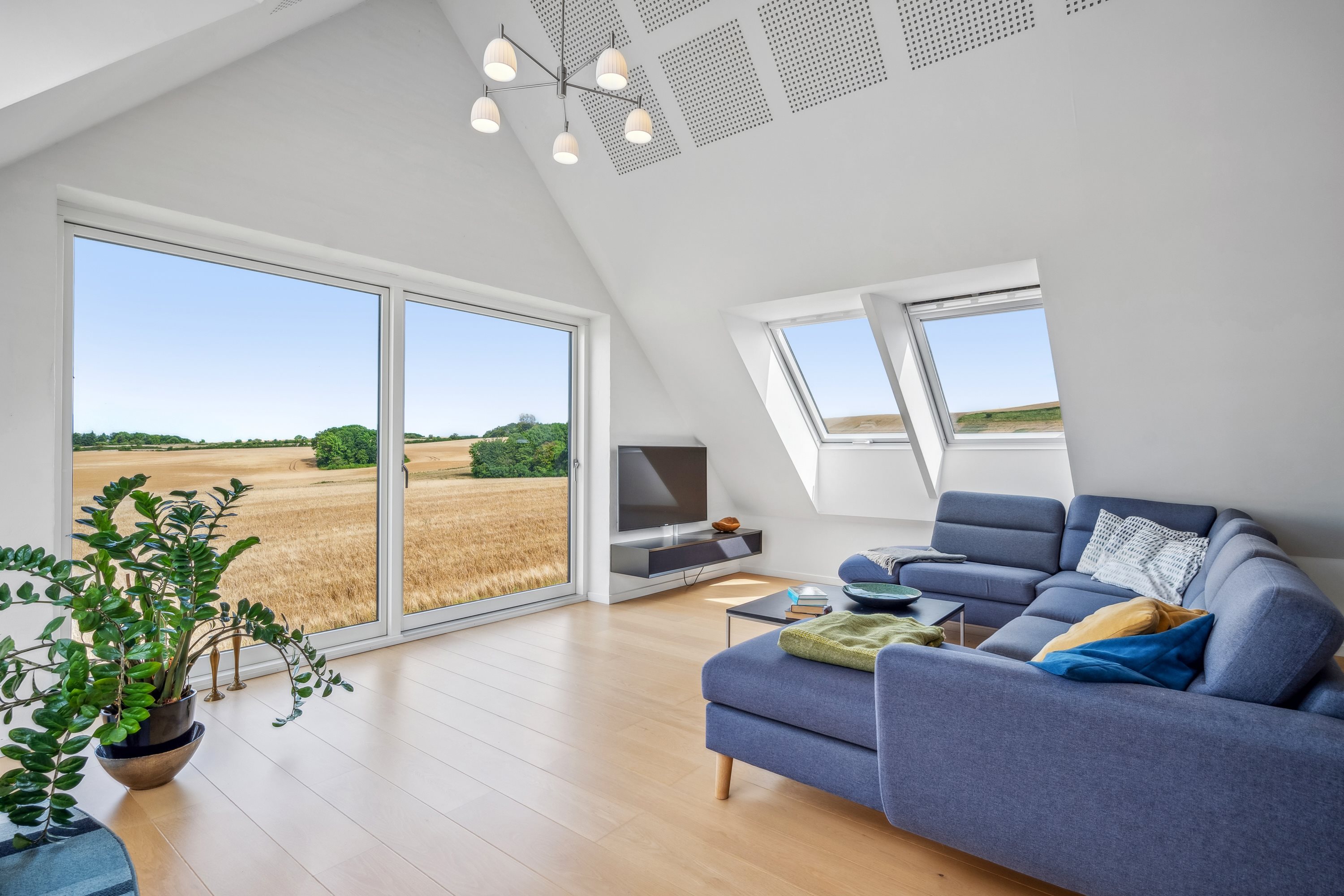 Fremhævet stue billede i fuldskærmstilstand. Billede af Skolemarken 19, Grønfeld, 8400 Ebeltoft