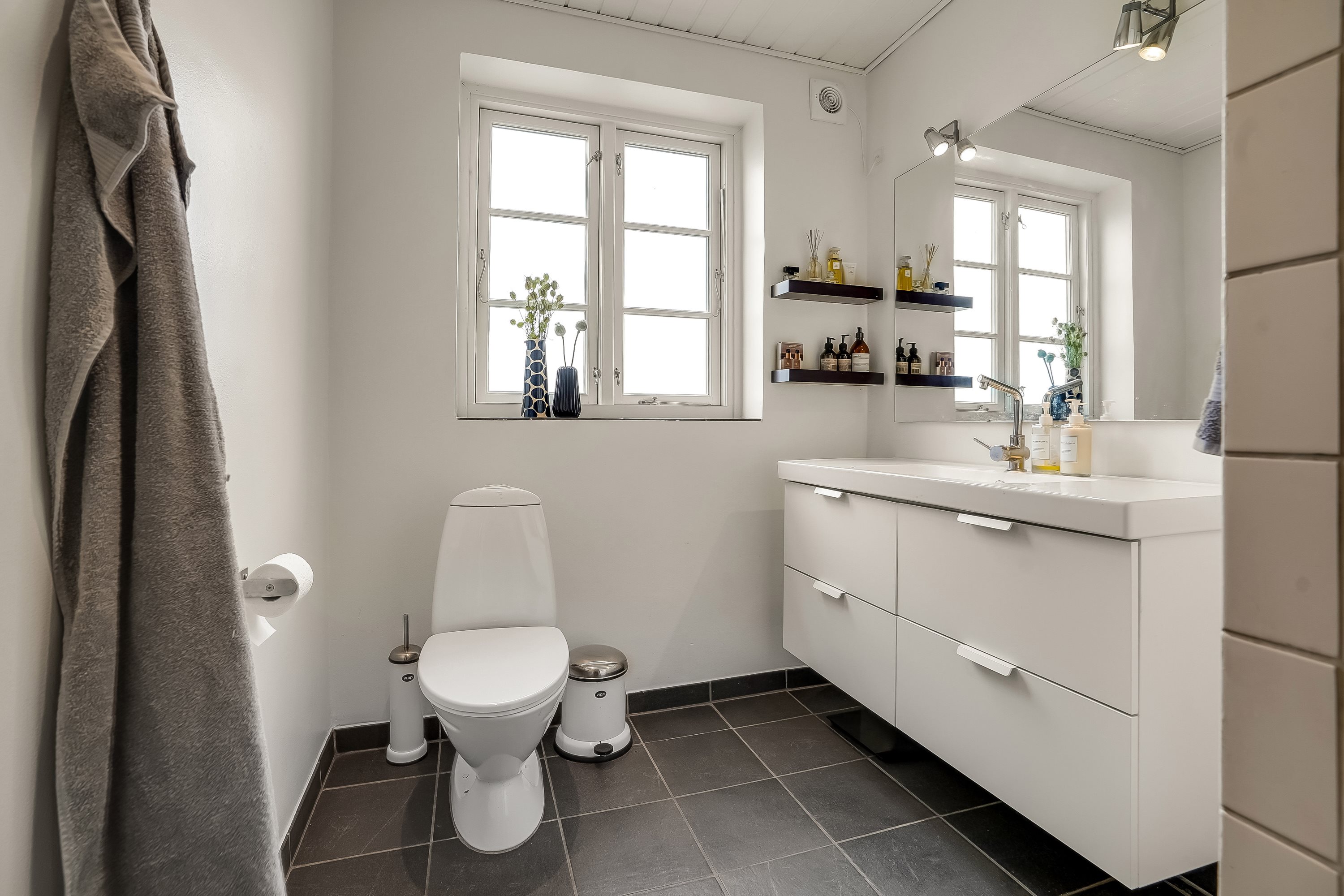 Fremhævet toilet billede i fuldskærmstilstand. Billede af Vejlevej 16, 7300 Jelling