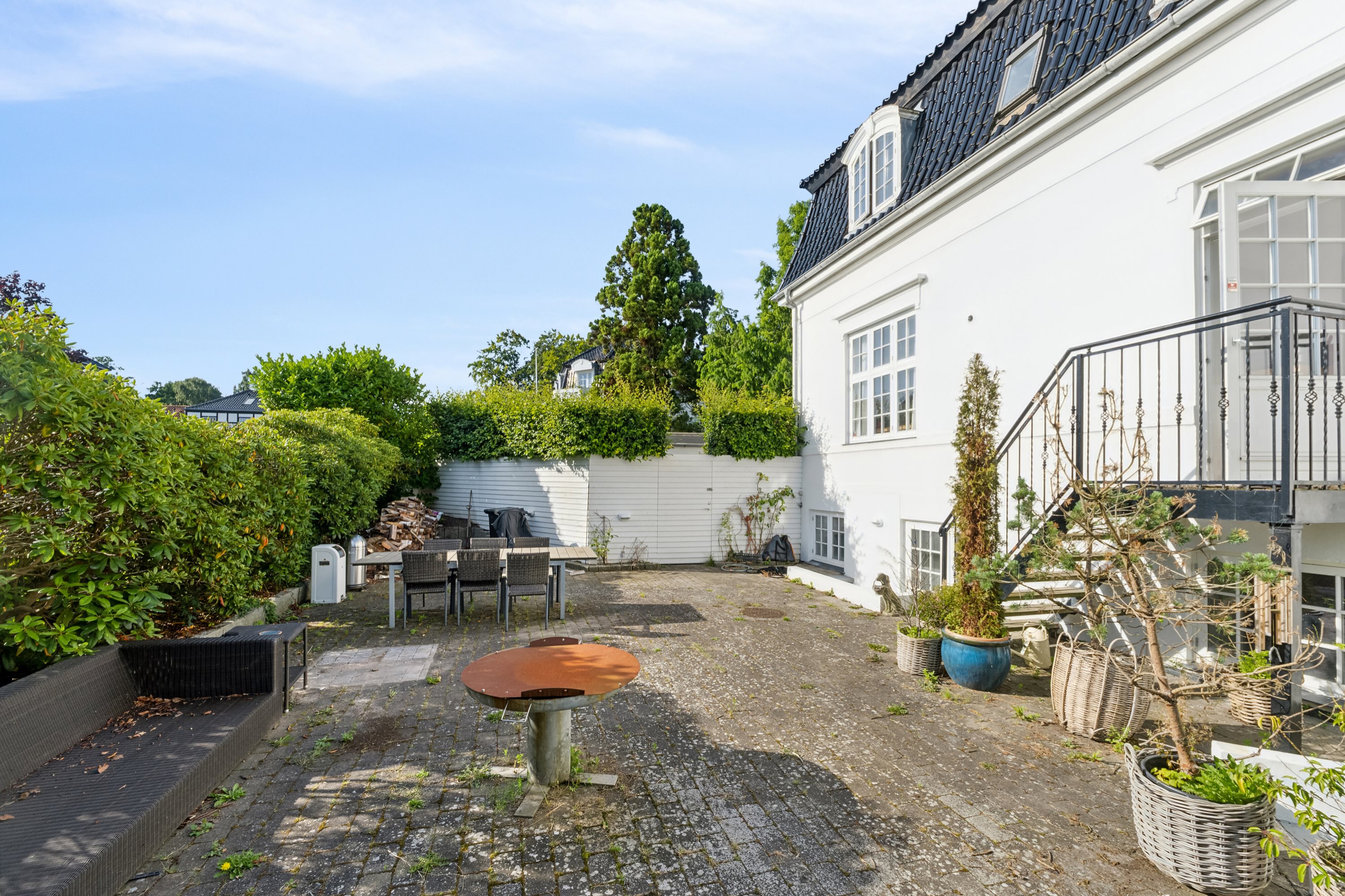 Fremhævet set fra haven billede i fuldskærmstilstand. Billede af Slotsalleen 6B, 2930 Klampenborg