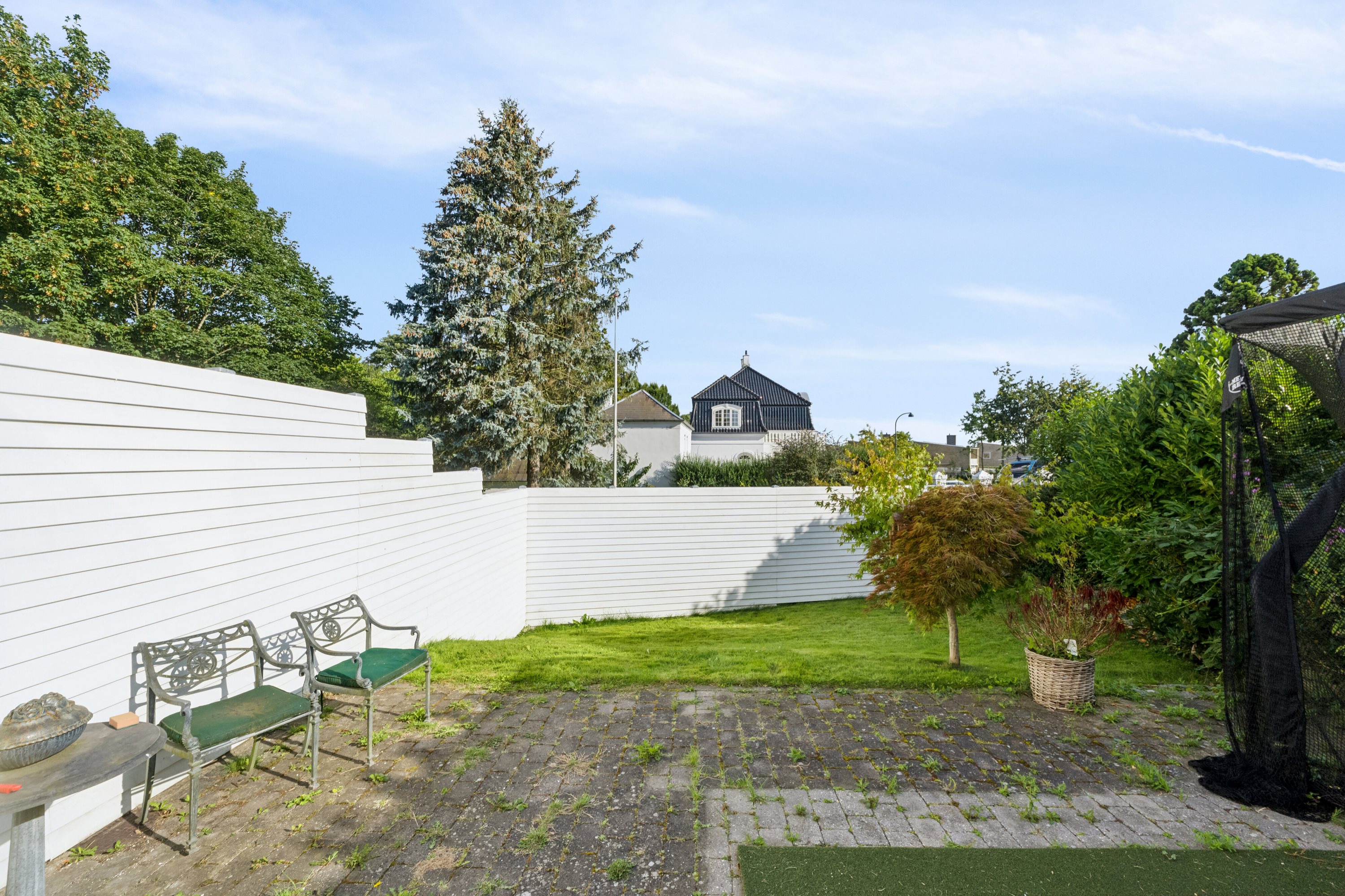 Fremhævet set fra haven billede i fuldskærmstilstand. Billede af Slotsalleen 6B, 2930 Klampenborg