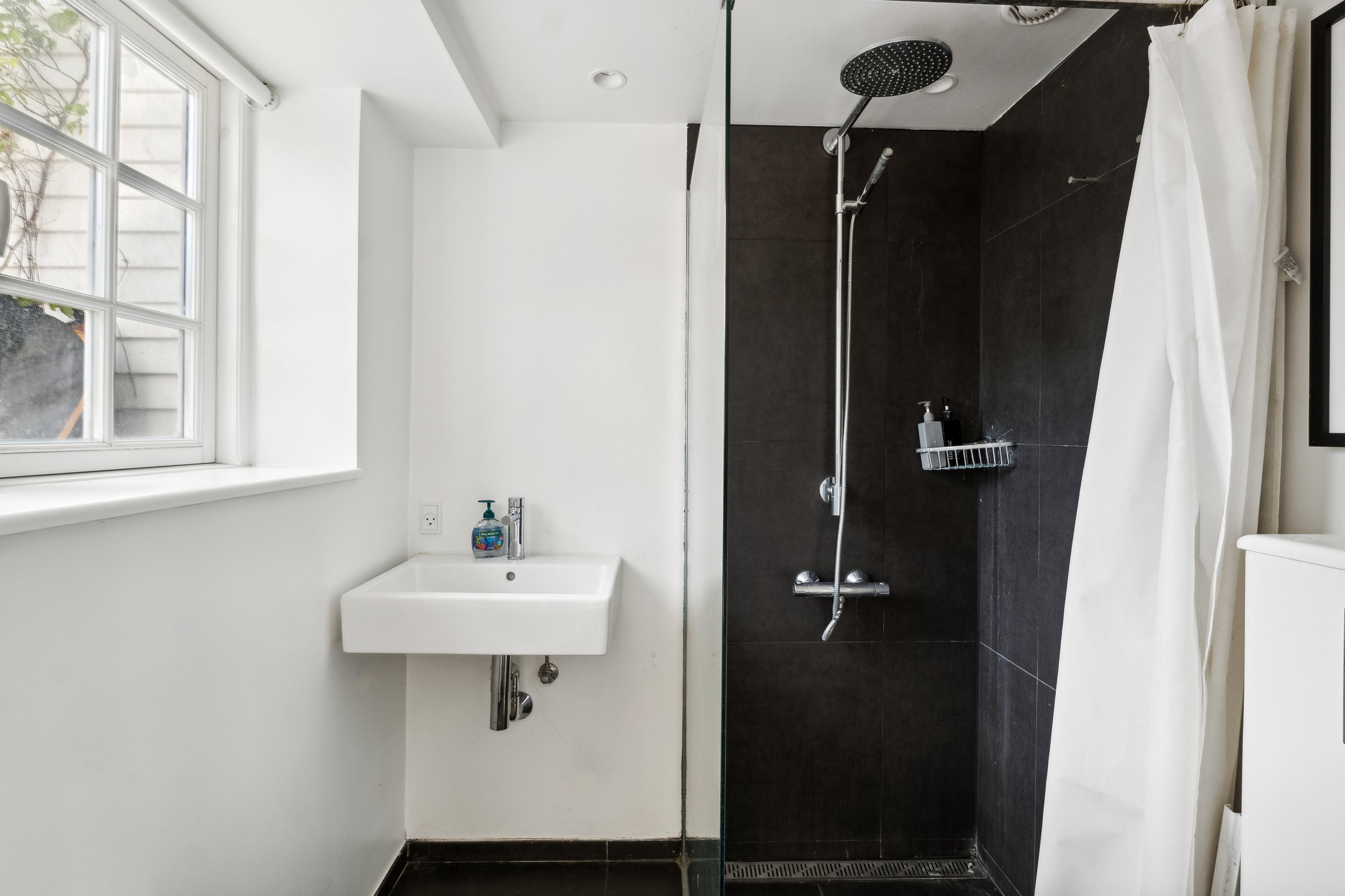 Fremhævet badeværelse billede i fuldskærmstilstand. Billede af Slotsalleen 6B, 2930 Klampenborg