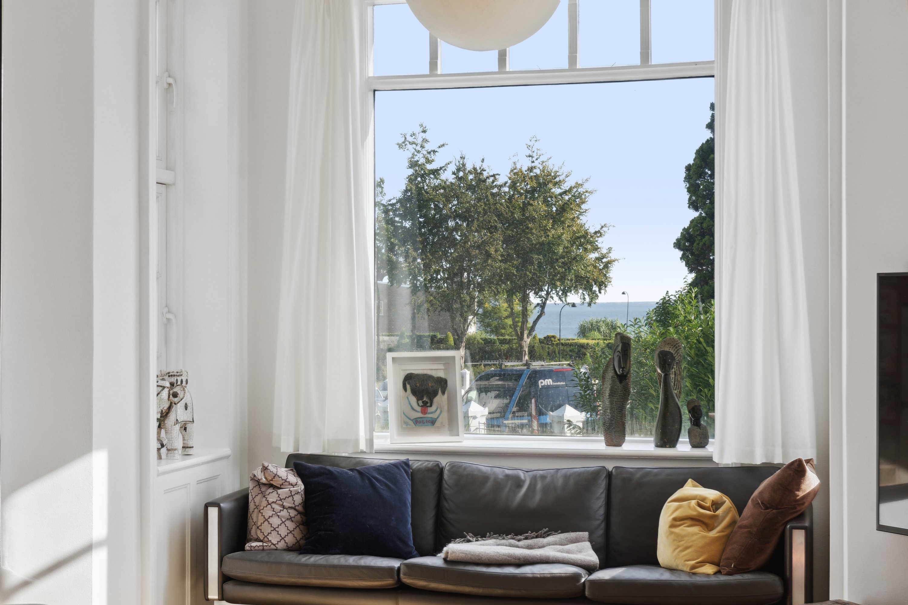 Fremhævet stue billede i fuldskærmstilstand. Billede af Slotsalleen 6B, 2930 Klampenborg