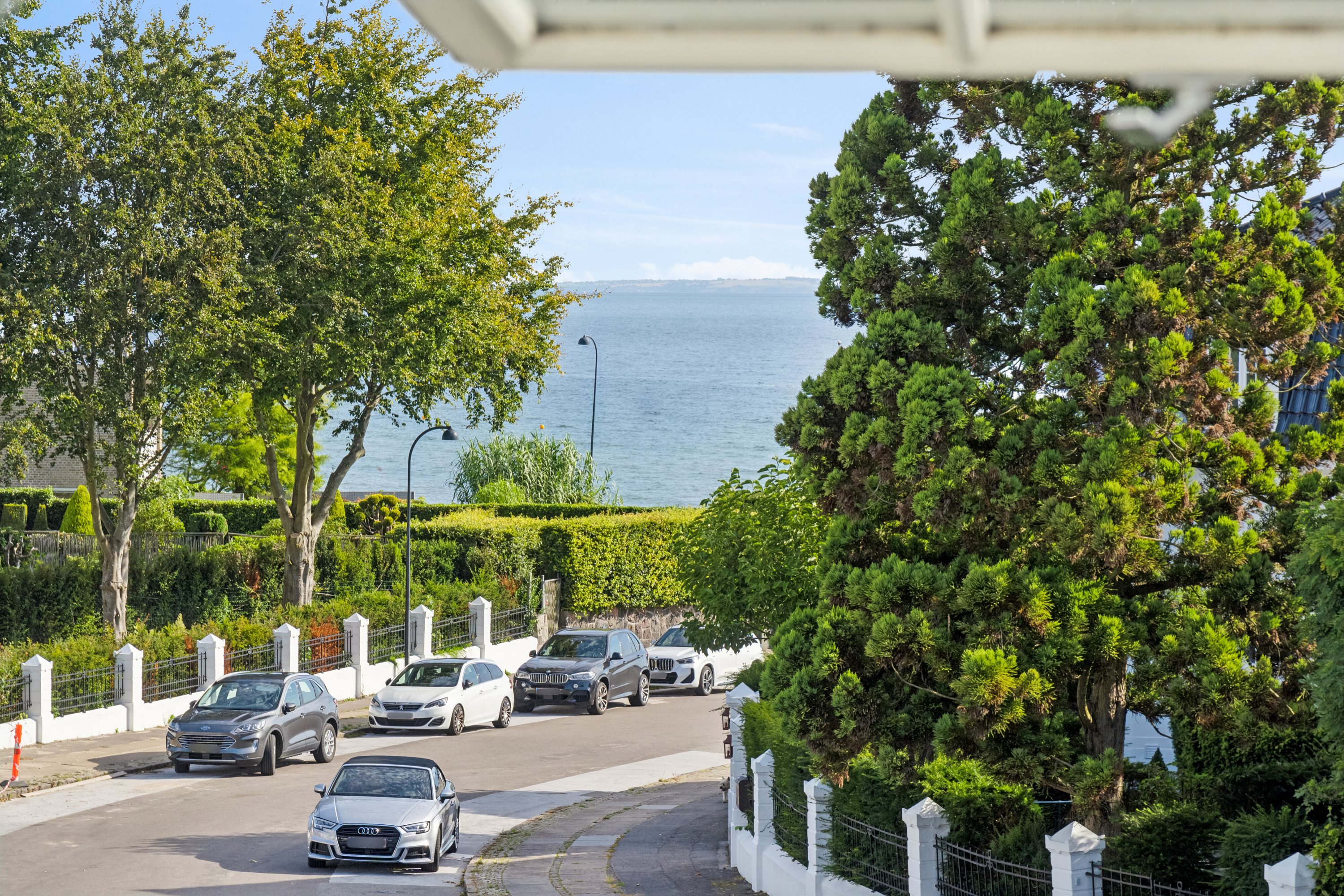 Fremhævet udendørs billede i fuldskærmstilstand. Billede af Slotsalleen 6B, 2930 Klampenborg