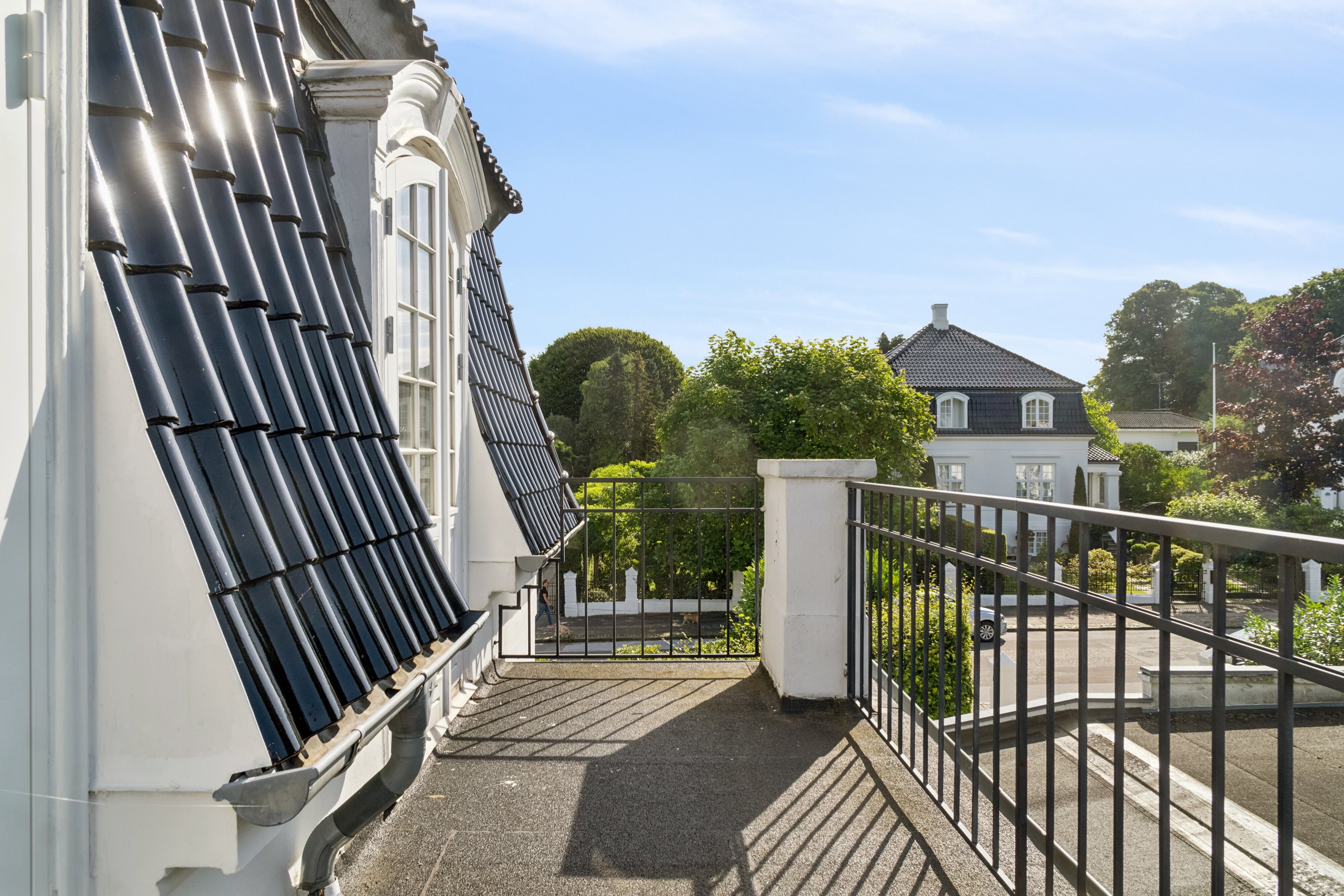 Fremhævet set fra haven billede i fuldskærmstilstand. Billede af Slotsalleen 6B, 2930 Klampenborg