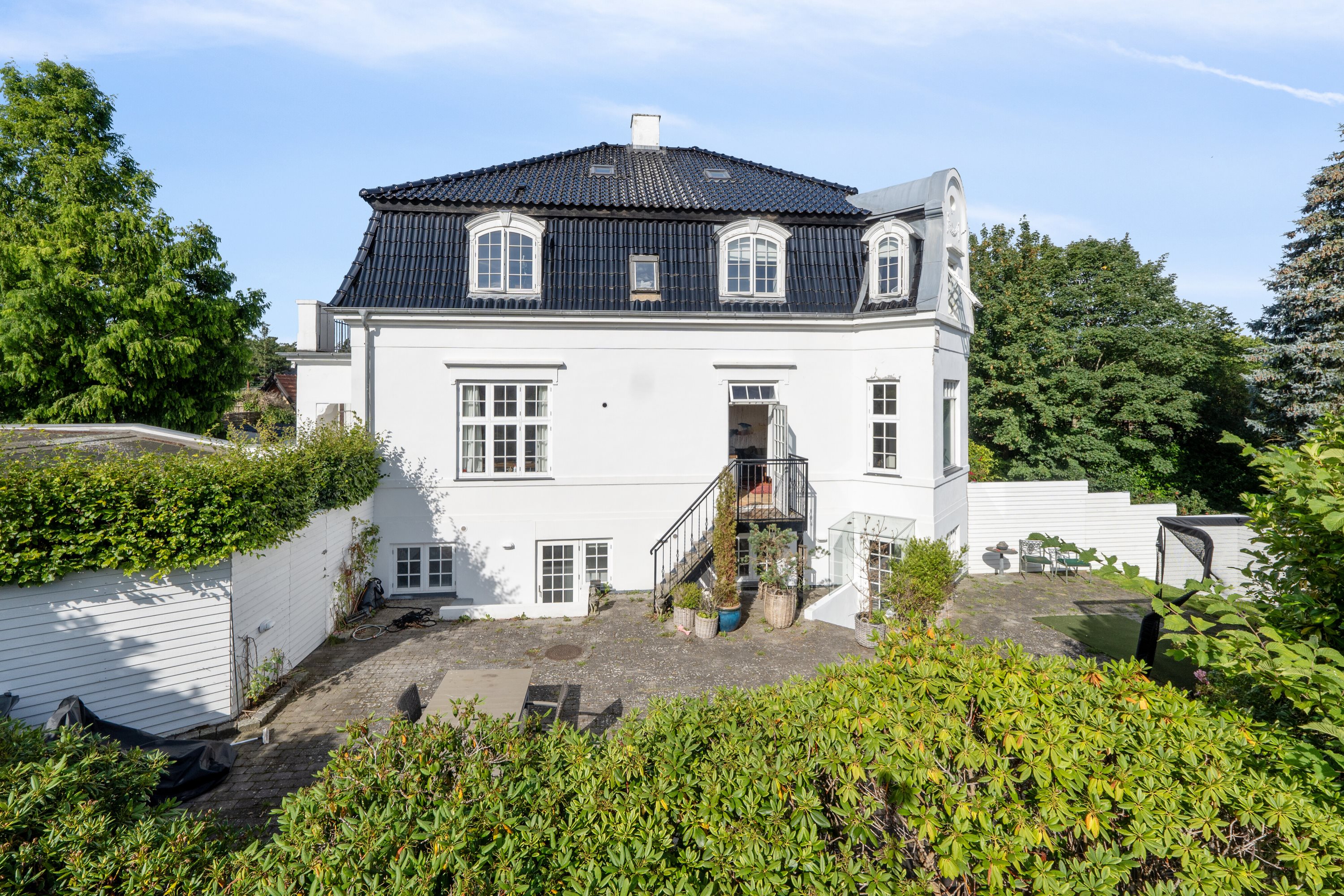 Miniaturebillede 1: set fra haven. Billede af Slotsalleen 6B, 2930 Klampenborg