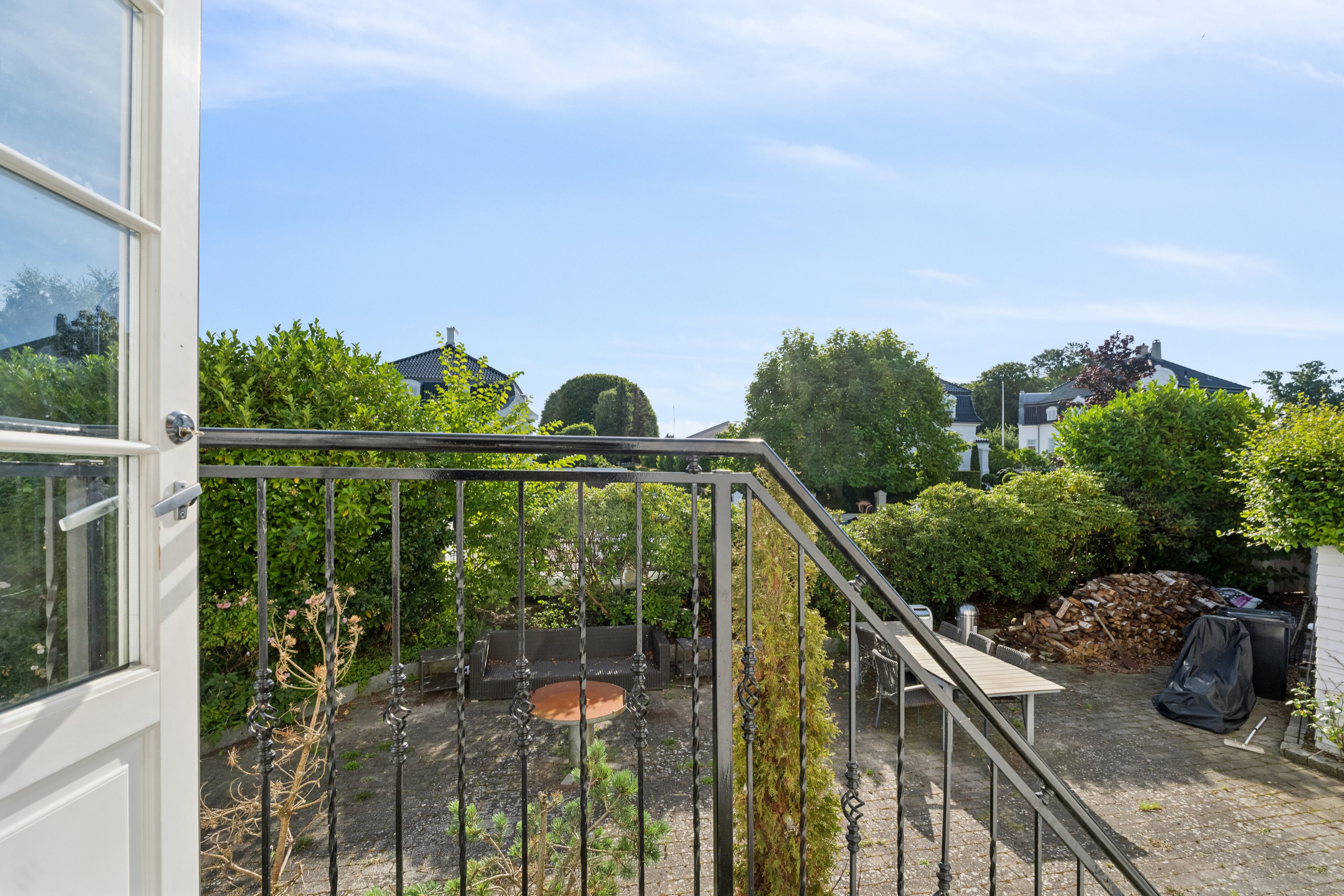 Fremhævet altan billede i fuldskærmstilstand. Billede af Slotsalleen 6B, 2930 Klampenborg