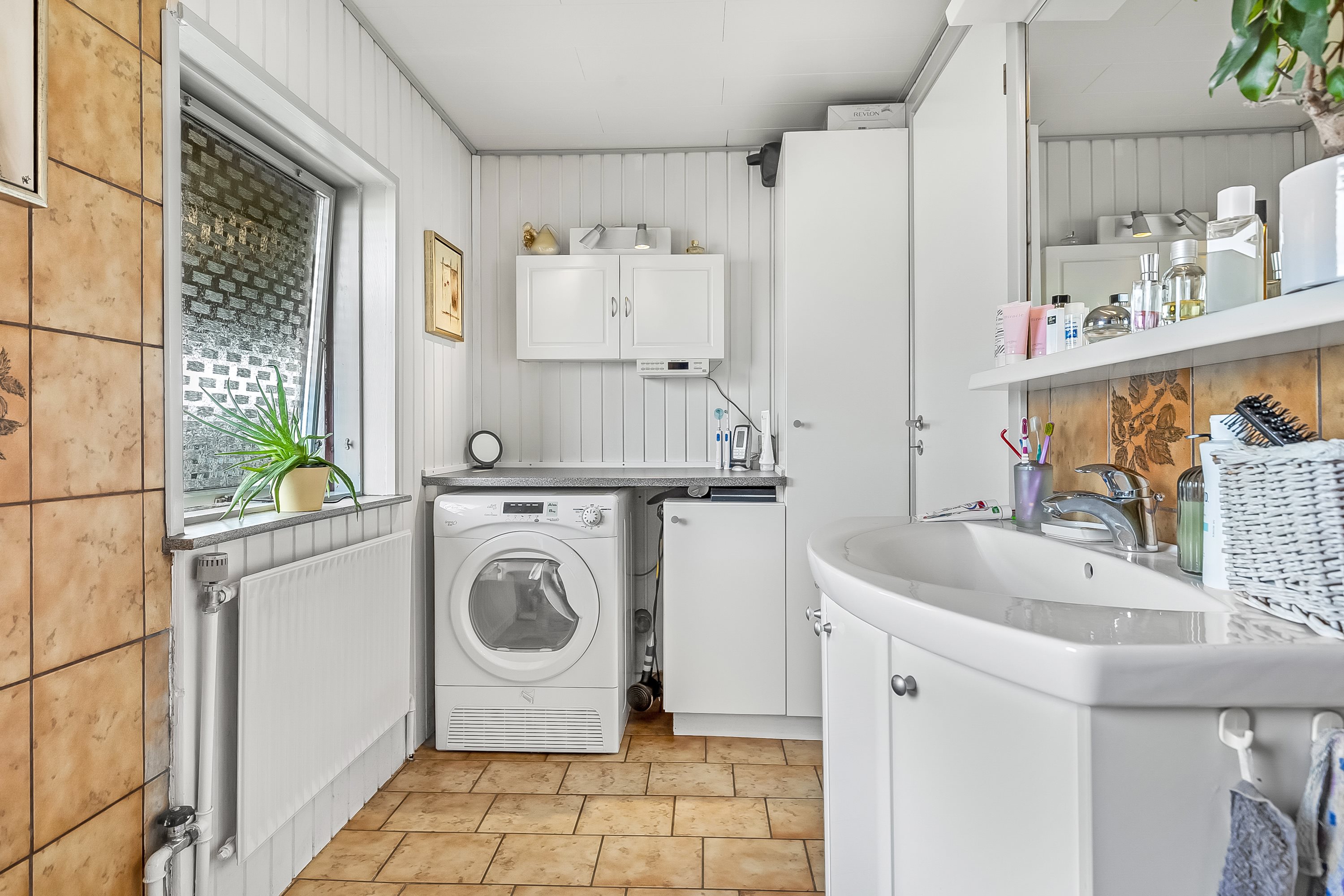 Fremhævet badeværelse billede i fuldskærmstilstand. Billede af Fjællebrovej 13, 6093 Sjølund