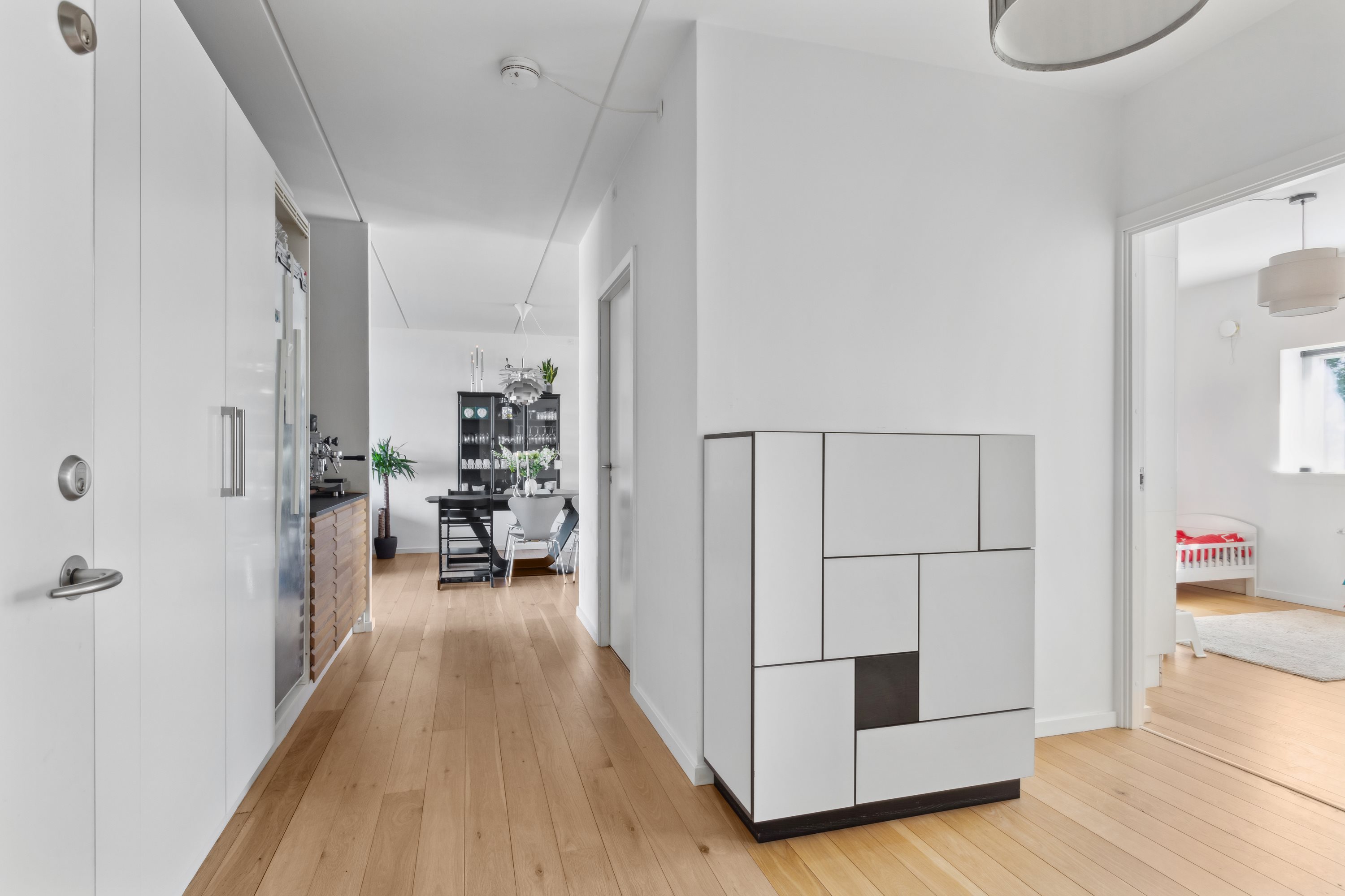 Fremhævet gang billede i fuldskærmstilstand. Billede af Åsvinget 8, 1. tv., 2665 Vallensbæk Strand