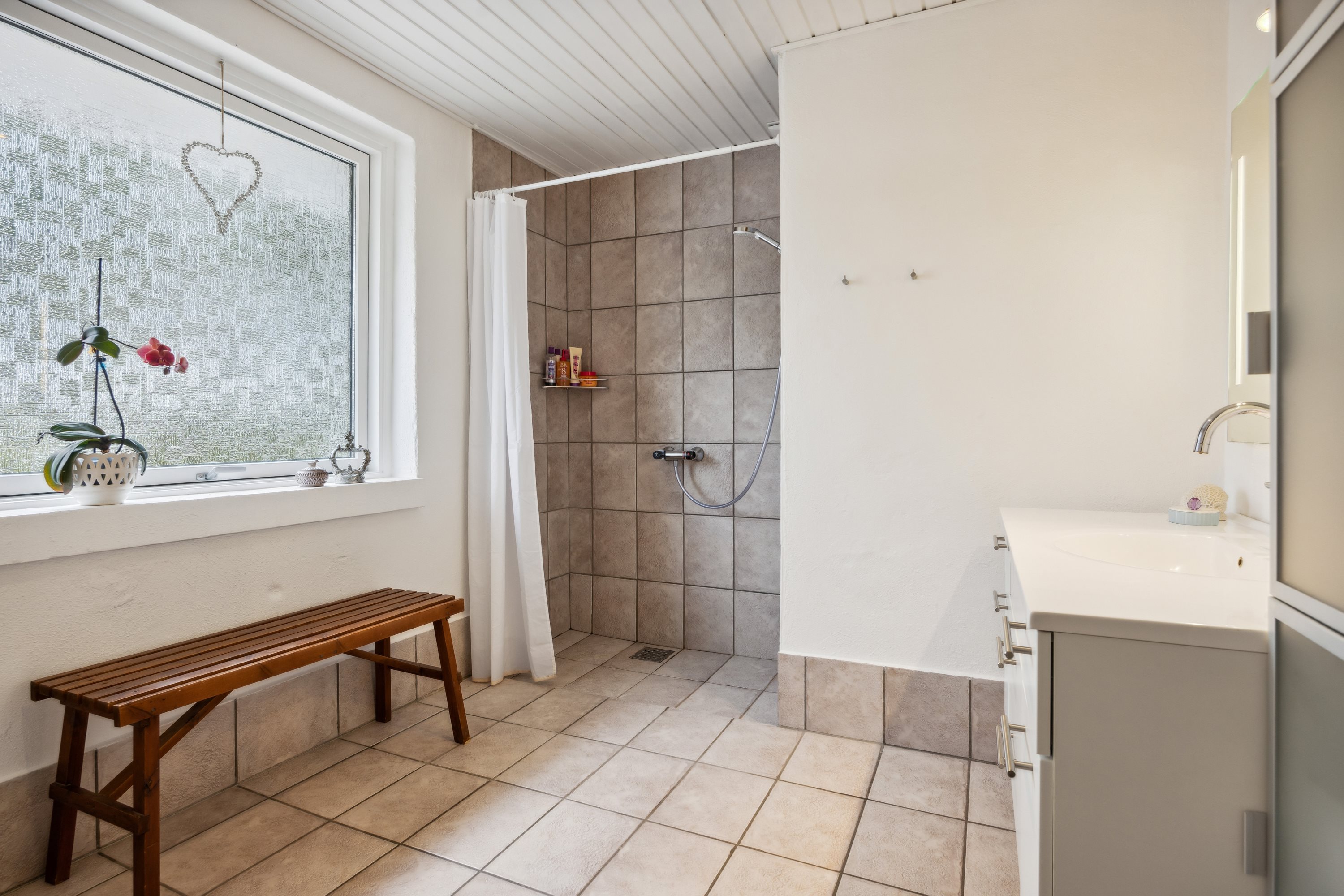 Fremhævet badeværelse billede i fuldskærmstilstand. Billede af Tranekærvej 91, Kaas, 9490 Pandrup