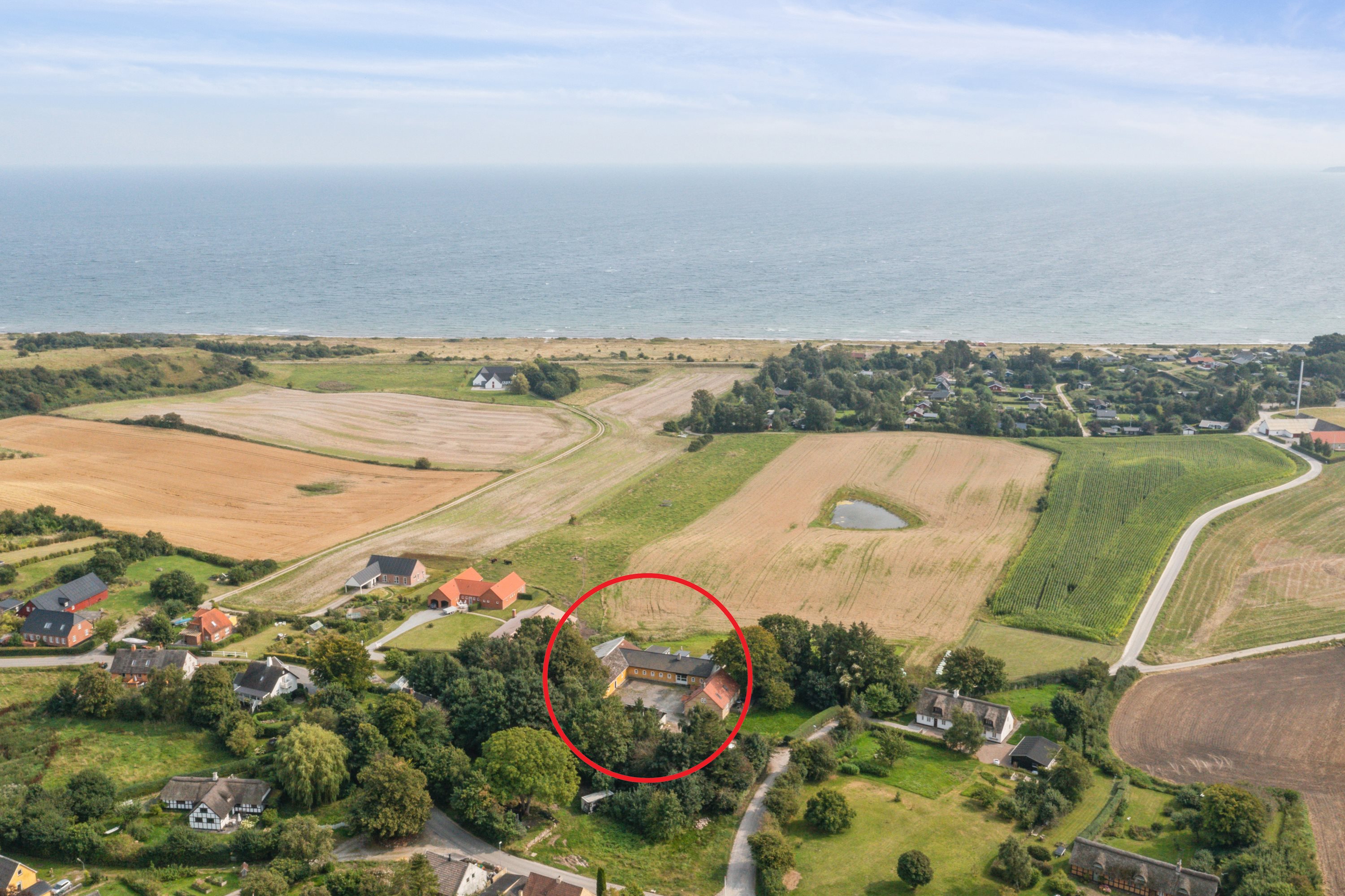 Fremhævet luftfoto billede i fuldskærmstilstand. Billede af Bavnehøjvej 3, Holme, 8400 Ebeltoft