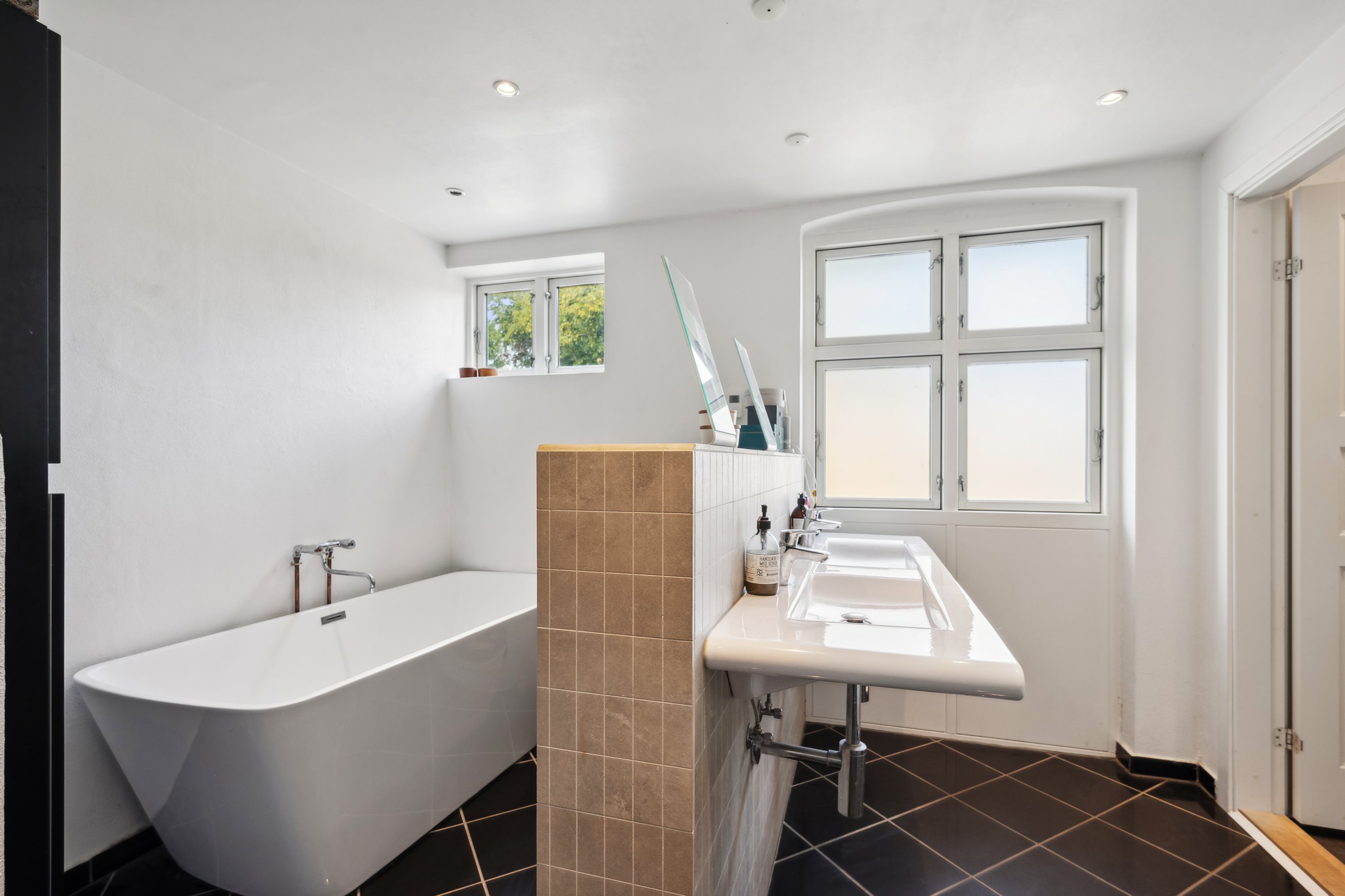 Fremhævet badeværelse billede i fuldskærmstilstand. Billede af Bavnehøjvej 3, Holme, 8400 Ebeltoft