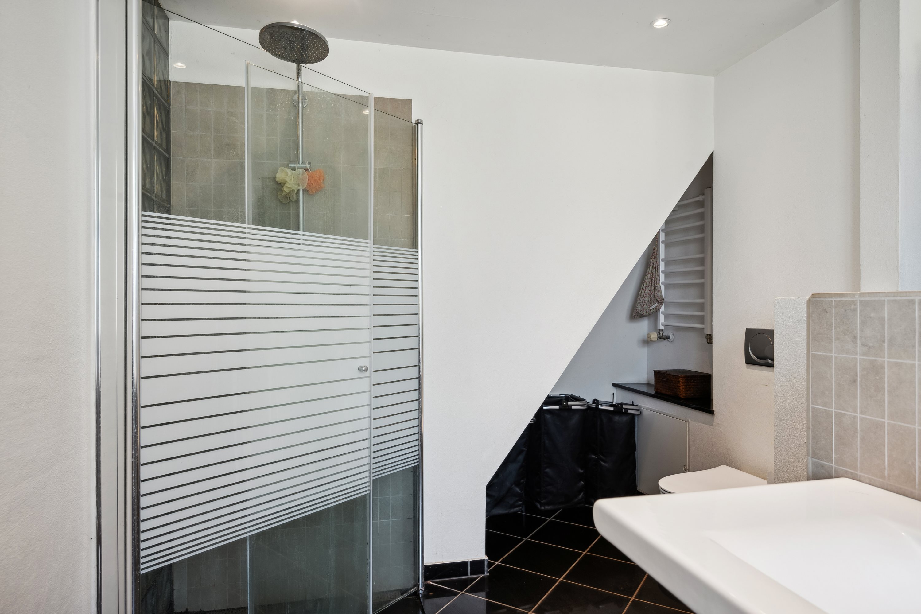 Fremhævet badeværelse billede i fuldskærmstilstand. Billede af Bavnehøjvej 3, Holme, 8400 Ebeltoft