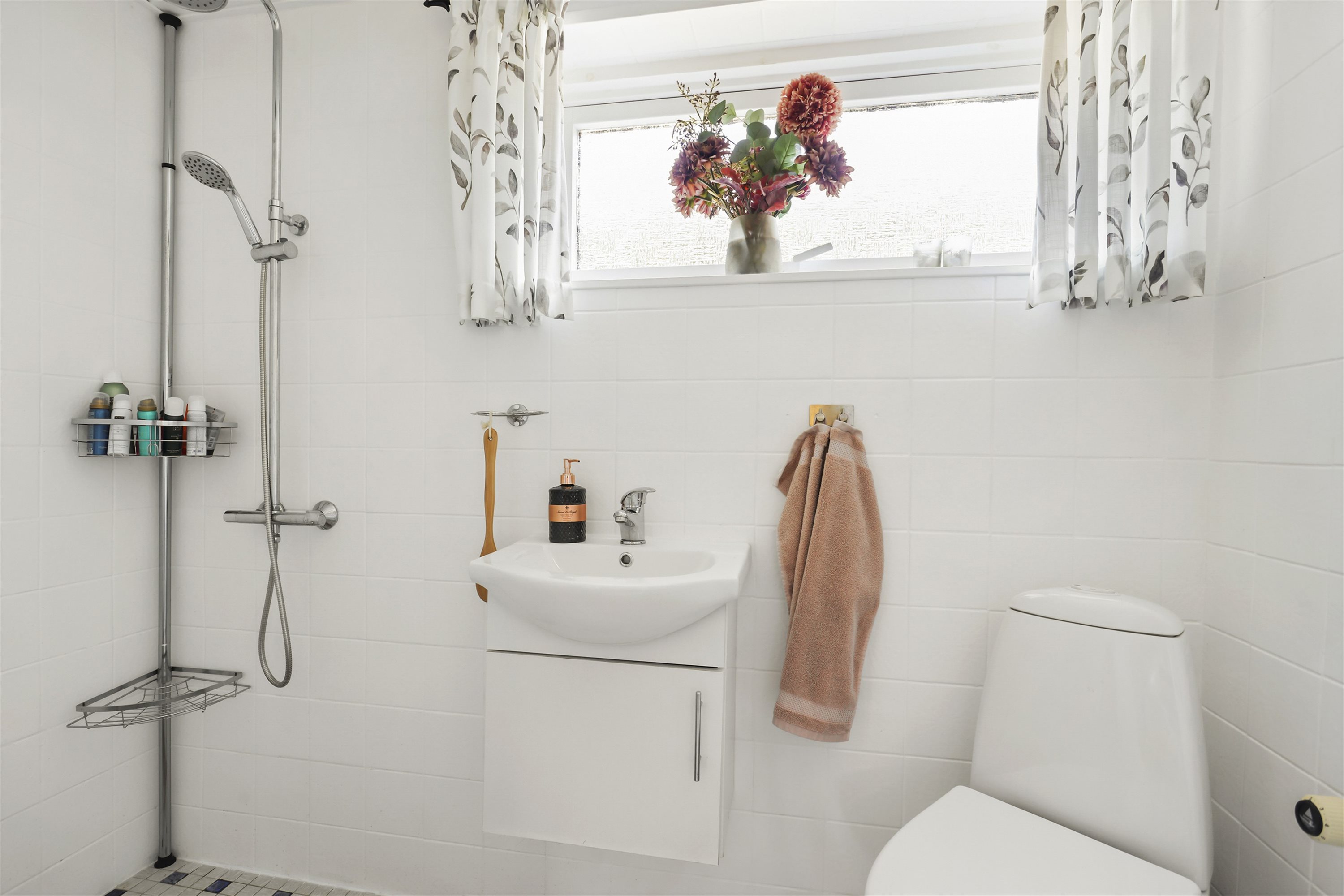 Fremhævet badeværelse billede i fuldskærmstilstand. Billede af Abildgårdsvej 23, 9900 Frederikshavn