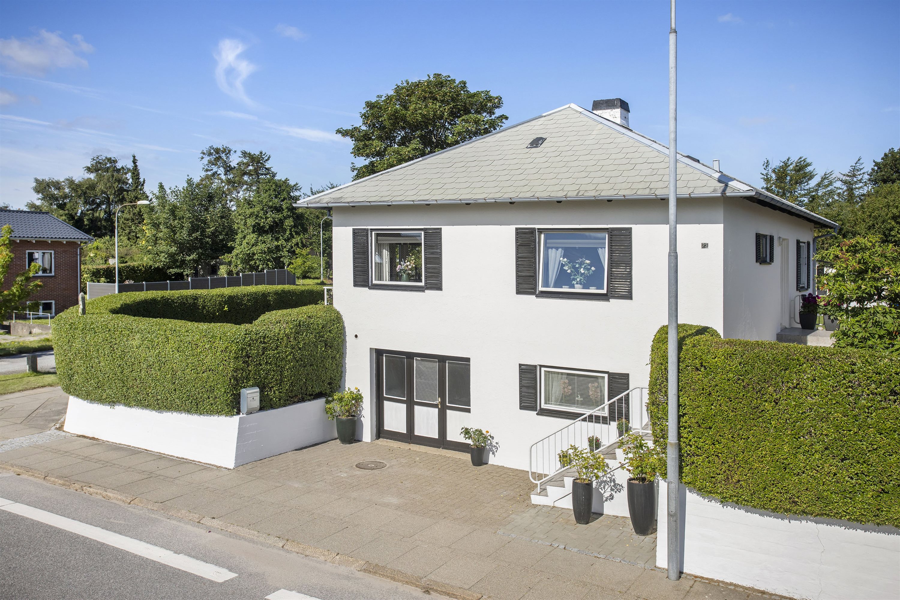 Fremhævet facade billede i fuldskærmstilstand. Billede af Abildgårdsvej 23, 9900 Frederikshavn