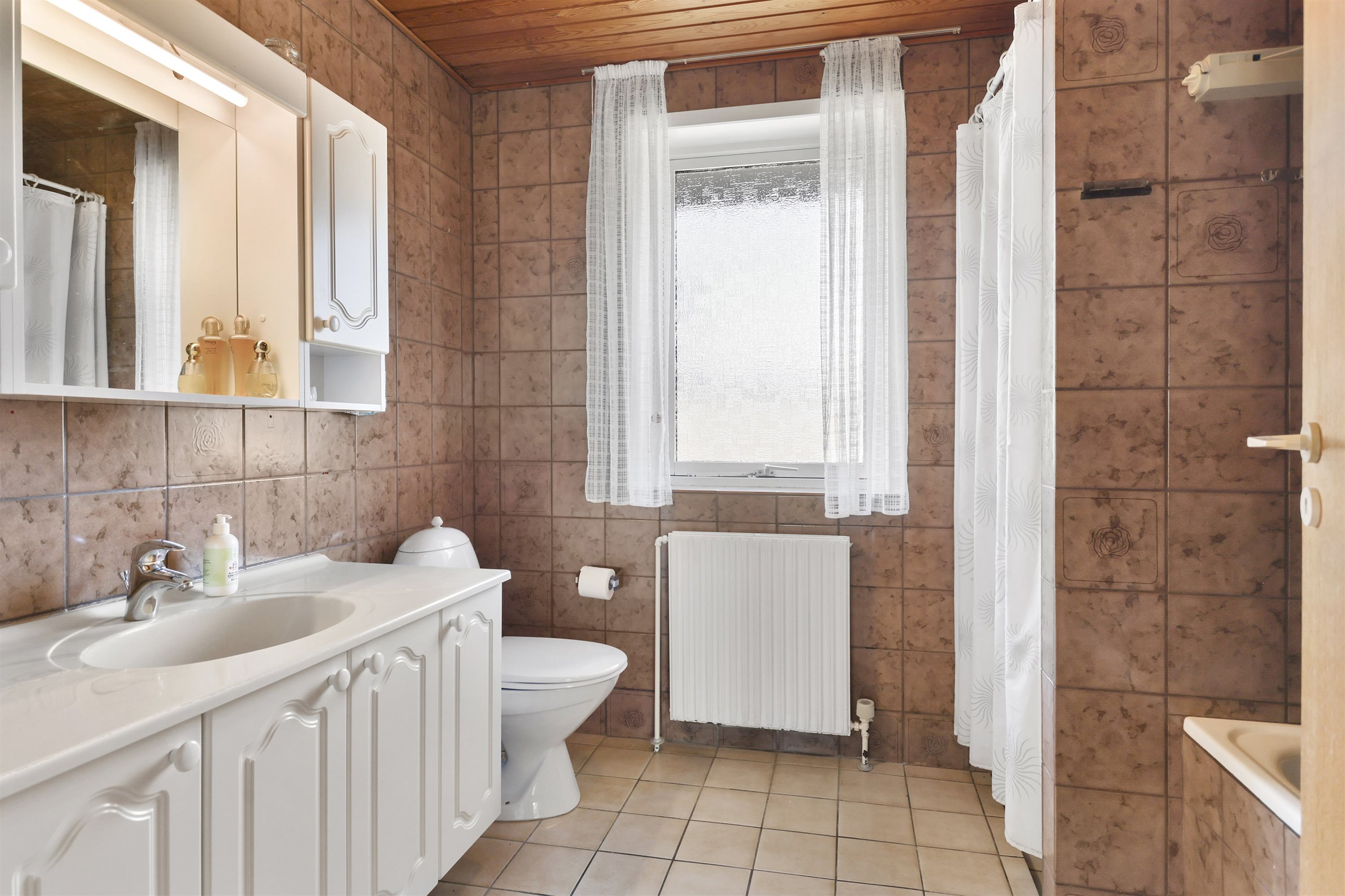 Fremhævet badeværelse billede i fuldskærmstilstand. Billede af Højlundsvej 42, 9750 Østervrå