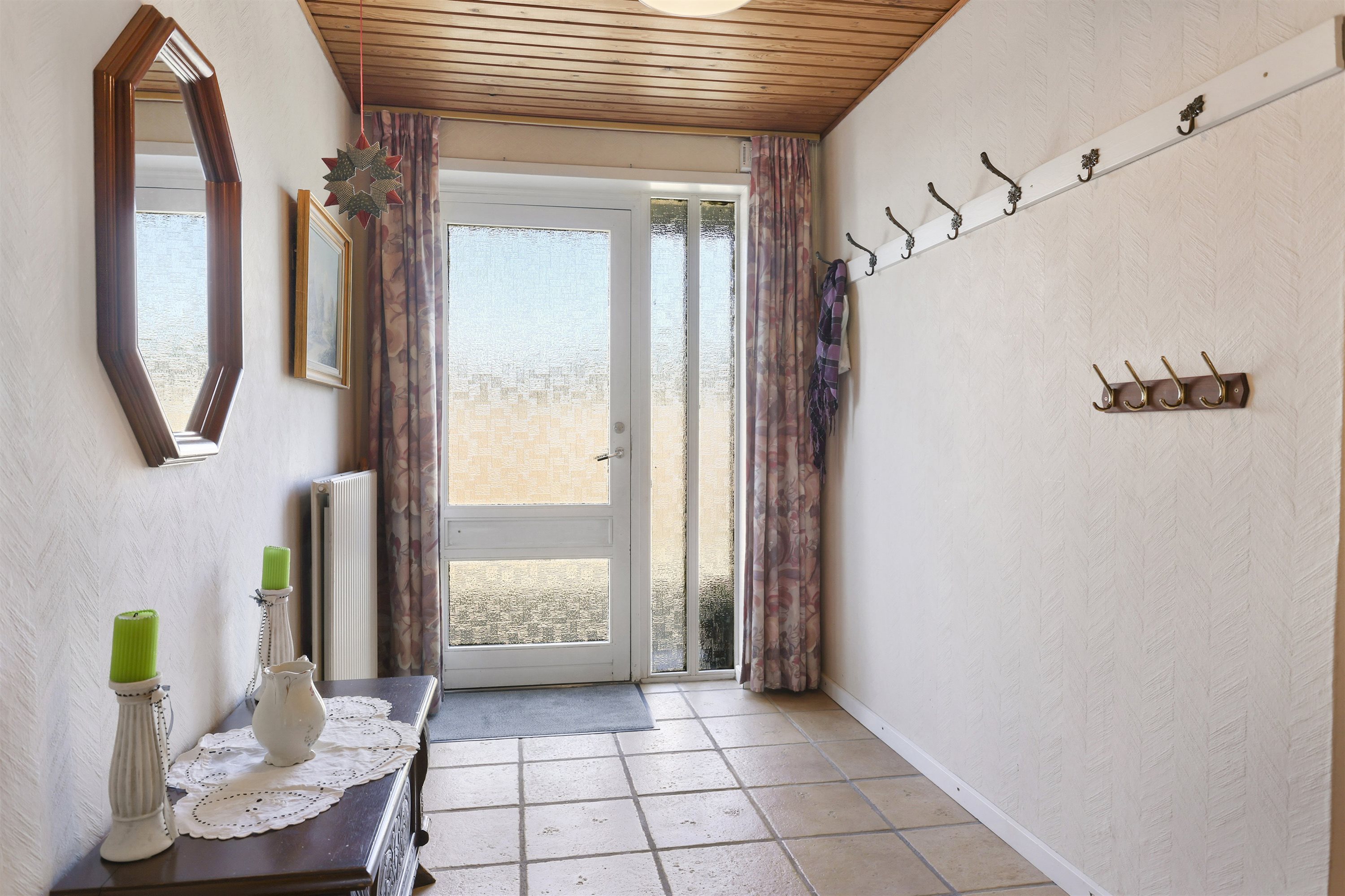 Fremhævet entré billede i fuldskærmstilstand. Billede af Højlundsvej 42, 9750 Østervrå