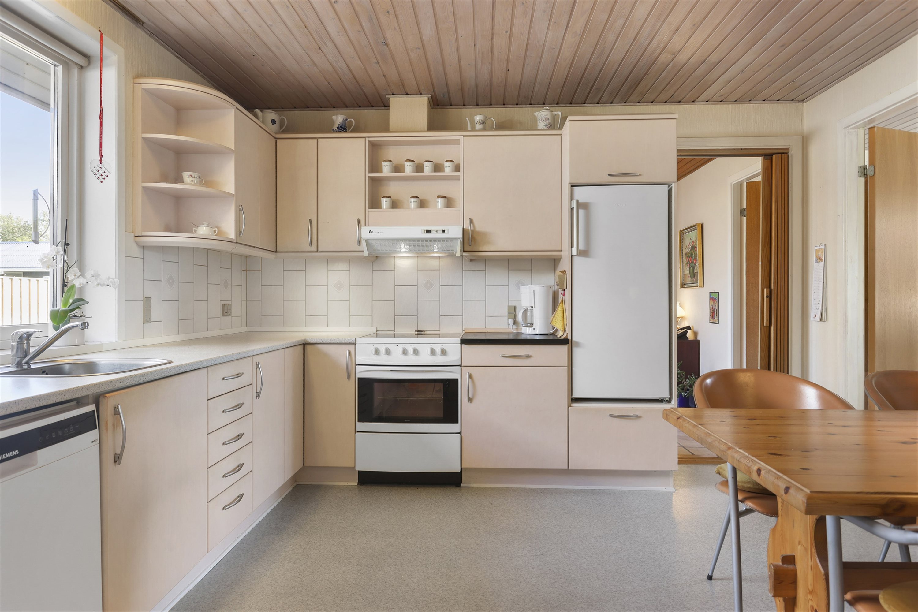 Fremhævet køkken billede i fuldskærmstilstand. Billede af Højlundsvej 42, 9750 Østervrå