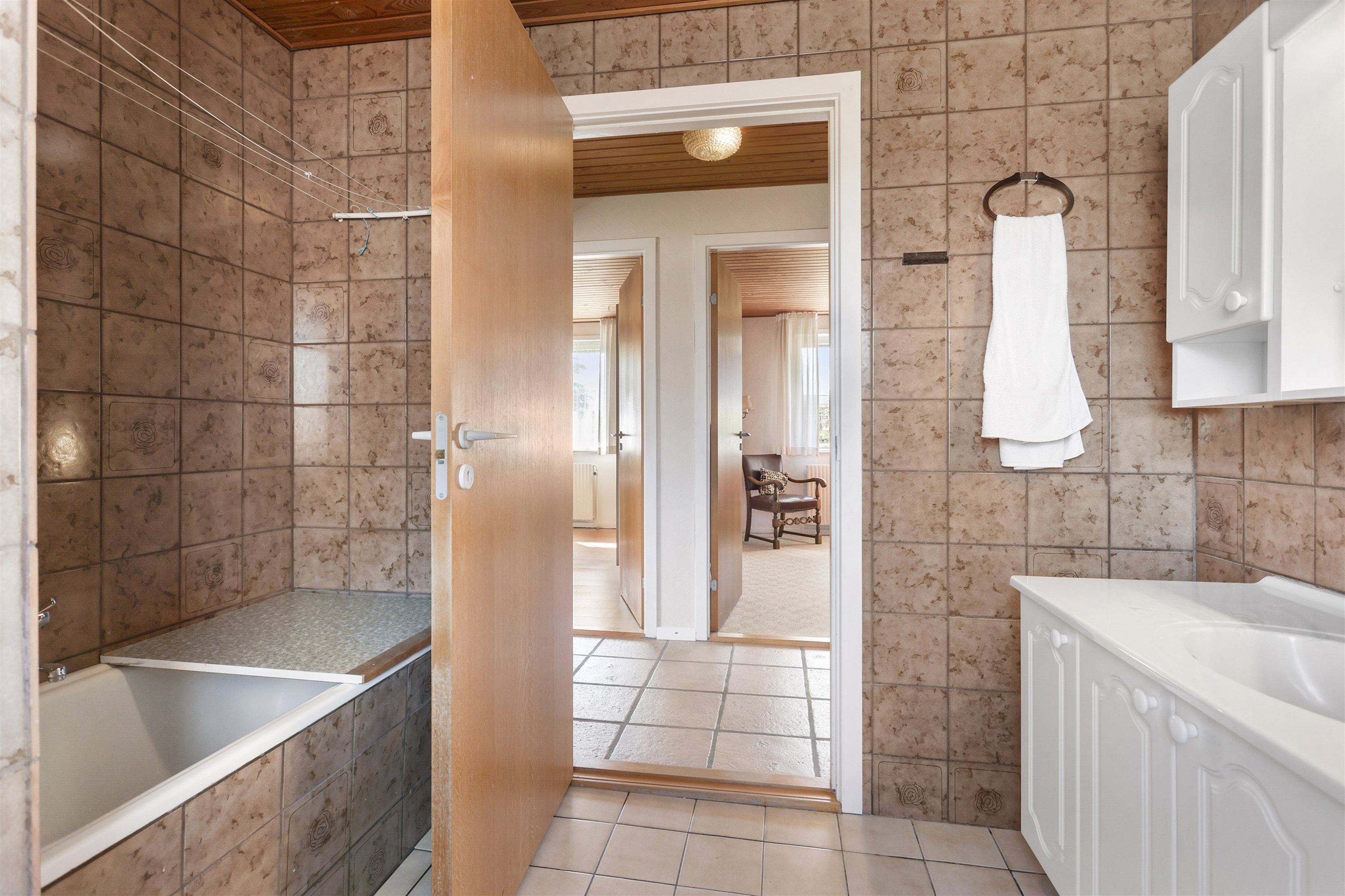 Fremhævet badeværelse billede i fuldskærmstilstand. Billede af Højlundsvej 42, 9750 Østervrå