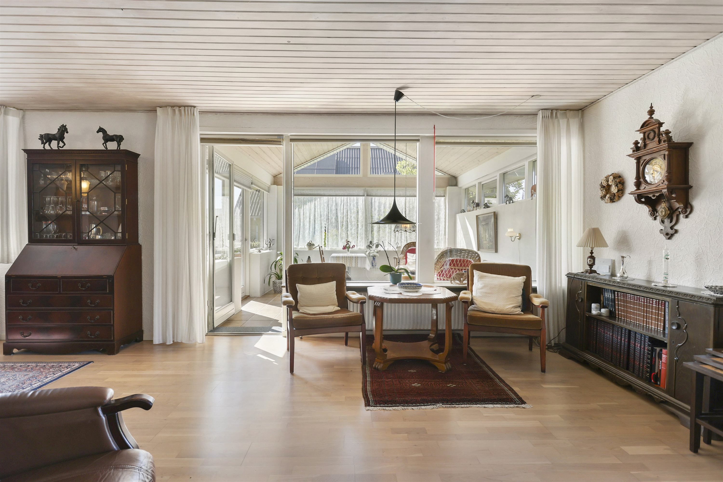 Fremhævet stue billede i fuldskærmstilstand. Billede af Højlundsvej 42, 9750 Østervrå