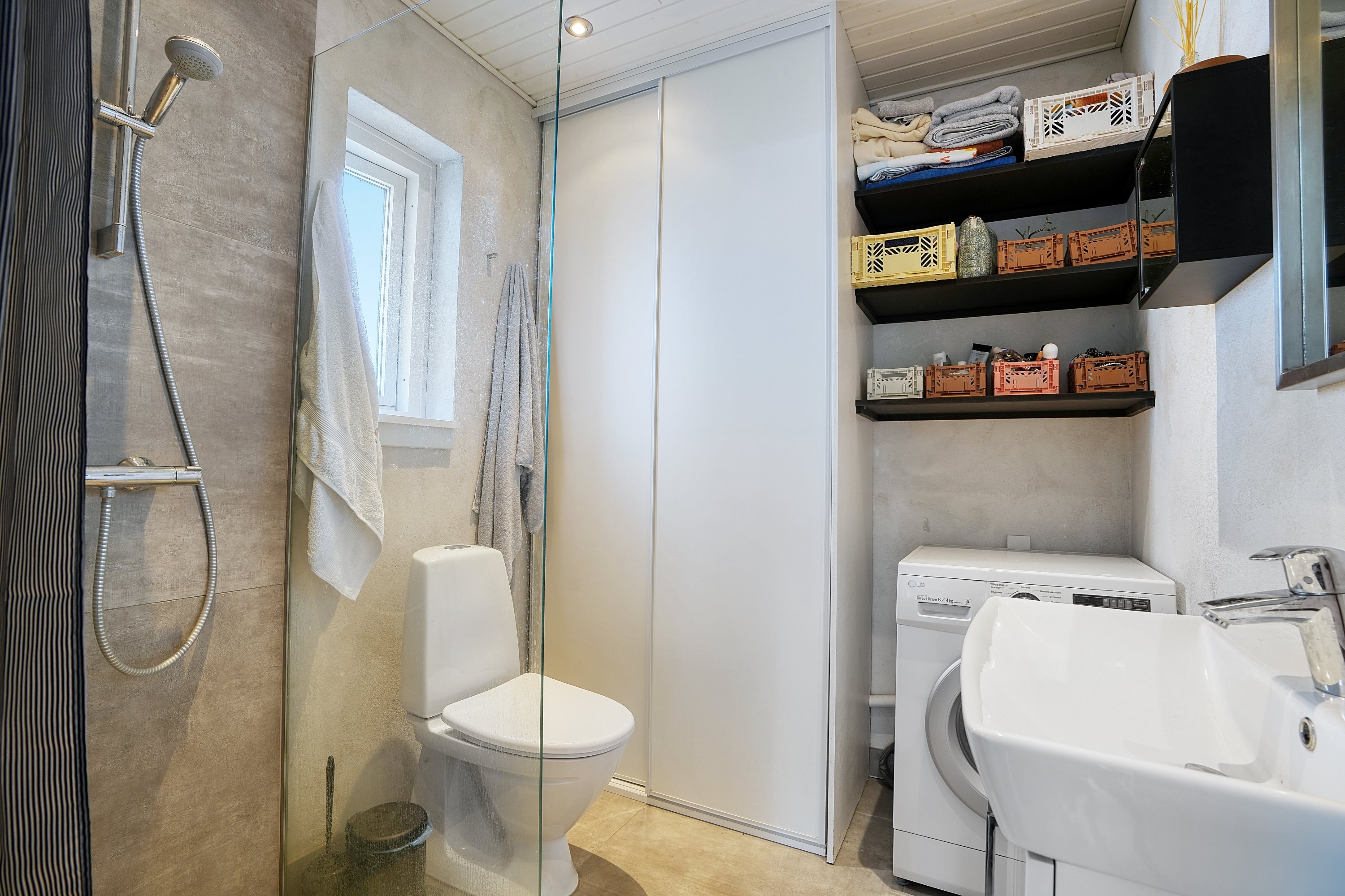 Fremhævet badeværelse i udhus billede i fuldskærmstilstand. Billede af Søvænget 23, 3100 Hornbæk