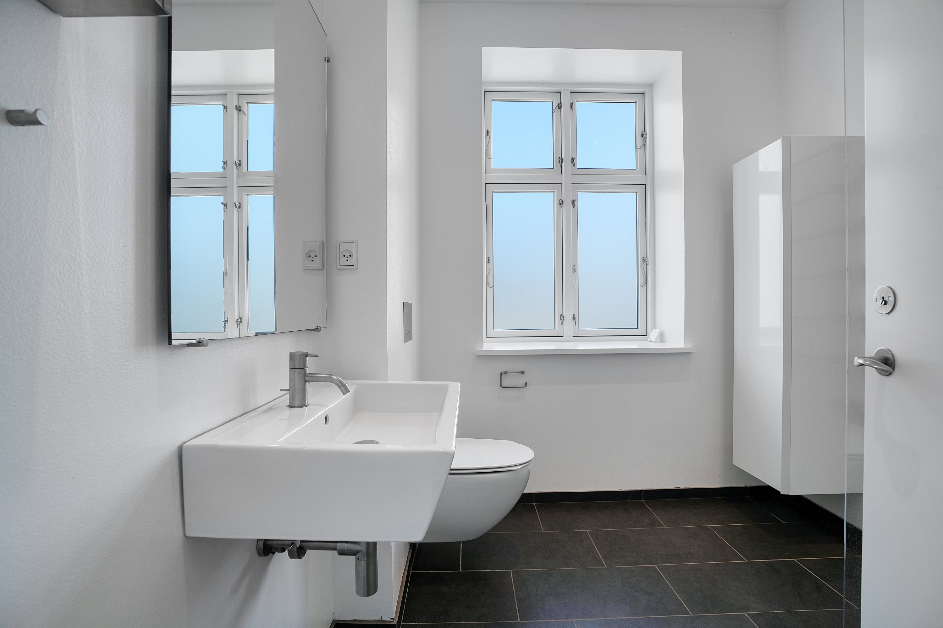 Fremhævet wc billede i fuldskærmstilstand. Billede af Søvænget 23, 3100 Hornbæk