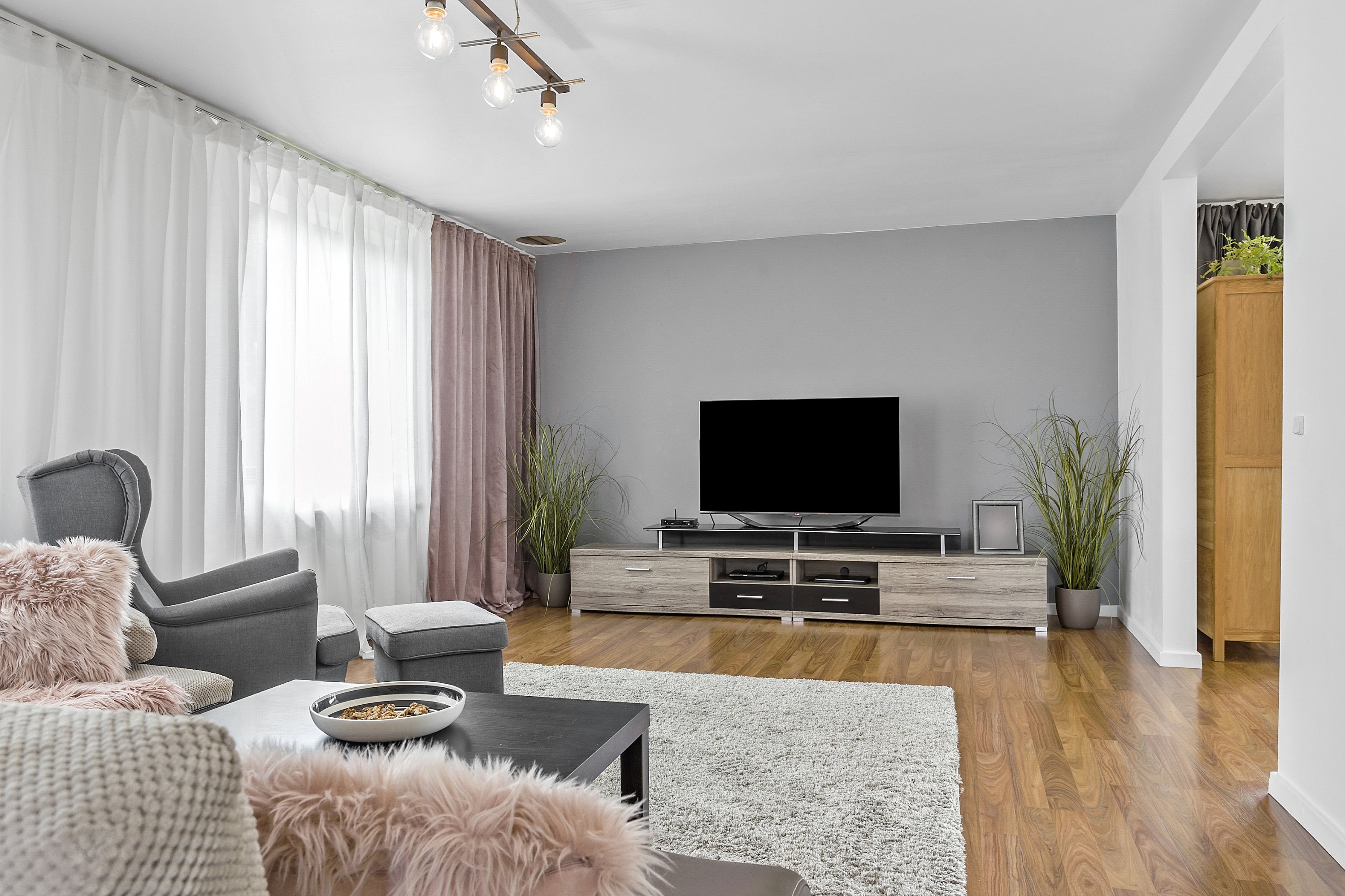 Fremhævet stue billede i fuldskærmstilstand. Billede af Lyngvej 8, 6600 Vejen