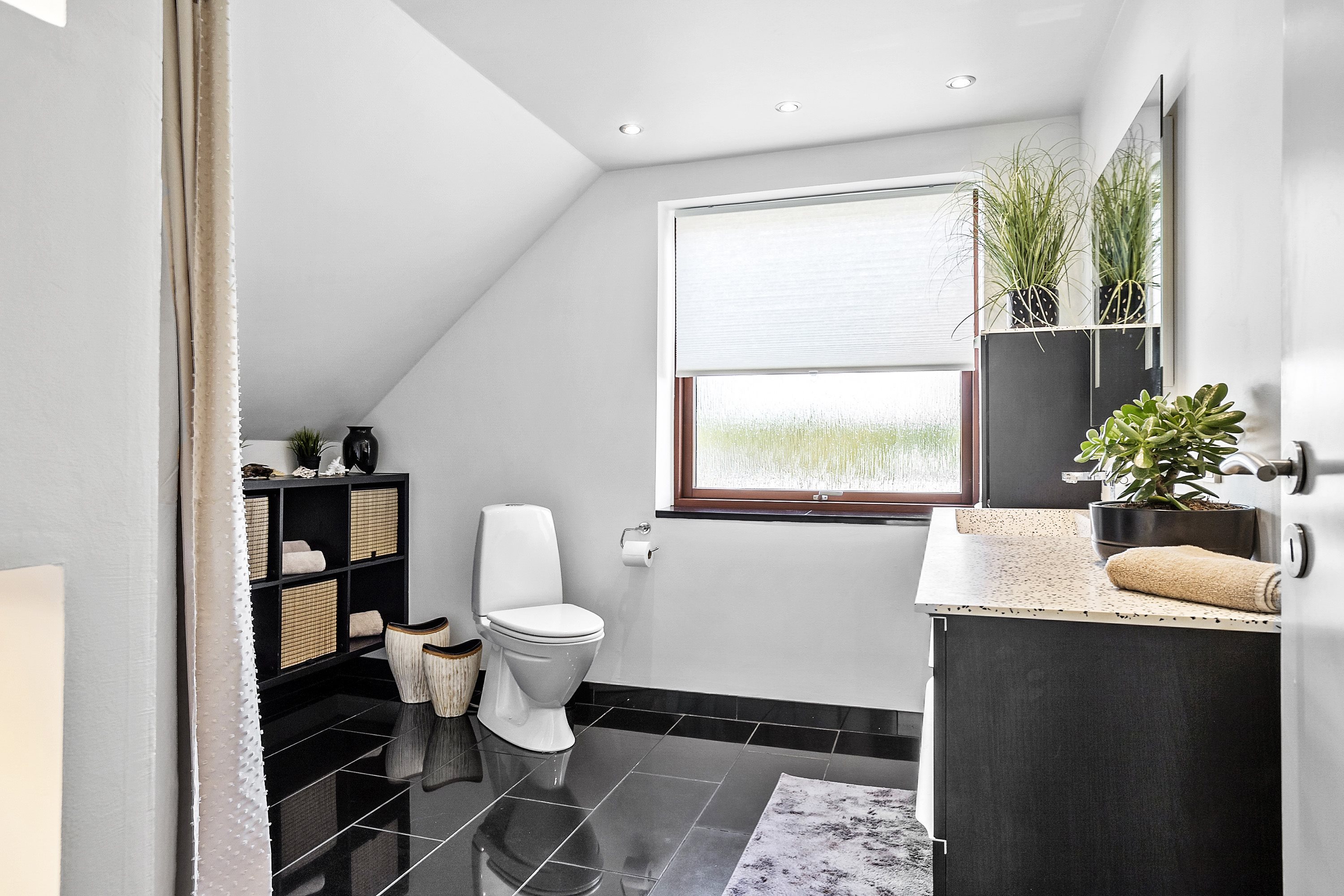 Fremhævet badeværelse billede i fuldskærmstilstand. Billede af Lyngvej 8, 6600 Vejen