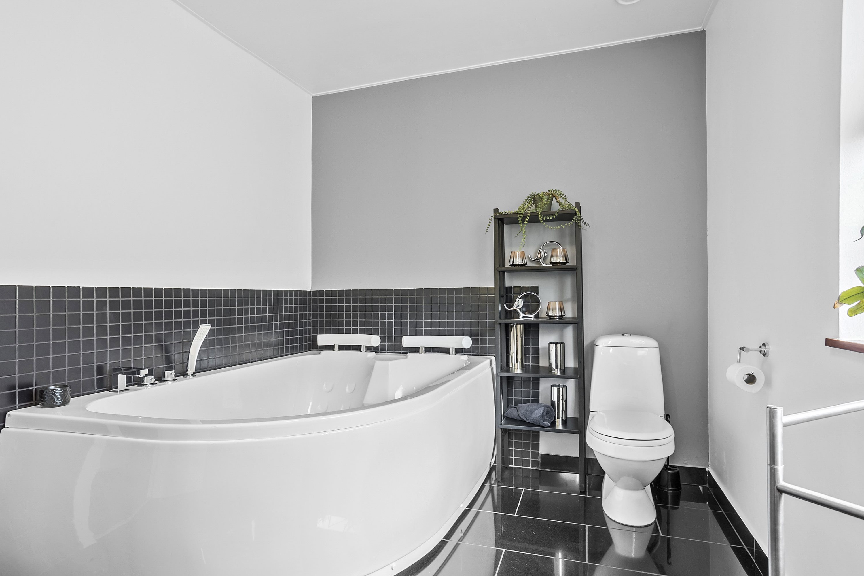 Fremhævet badeværelse billede i fuldskærmstilstand. Billede af Lyngvej 8, 6600 Vejen